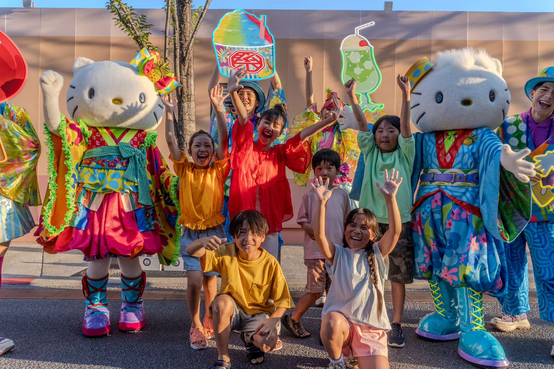 カラフルな浴衣姿のハローキティ＆ダニエルと一緒に、ネオンアイテムを手にダンスや写真撮影ができる夕方からの限定グリーティング
