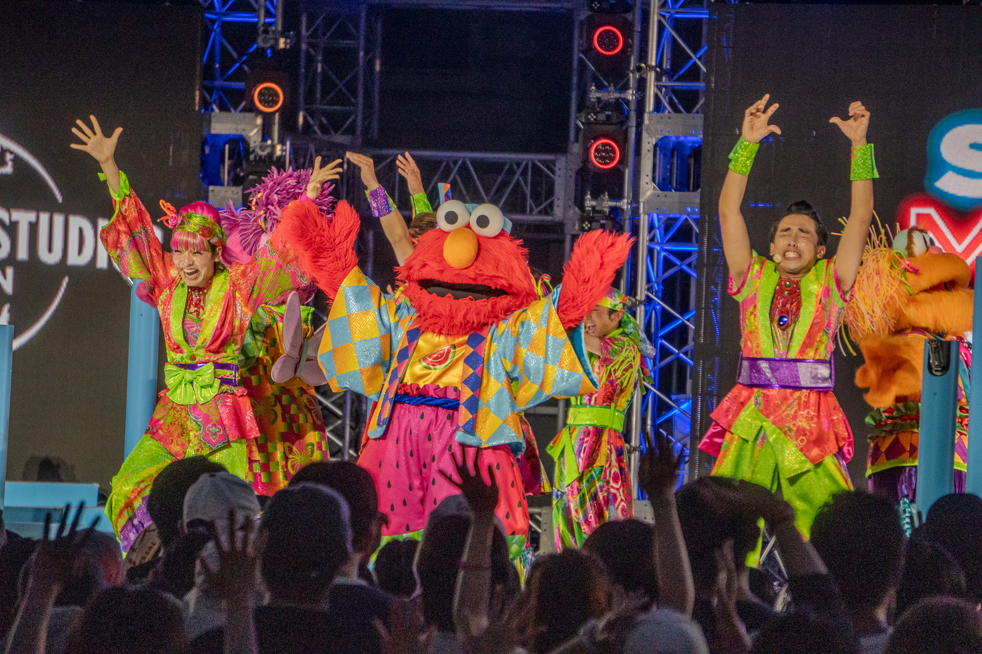USJ夏イベント開幕セレモニーに、浴衣姿のエルモやマイメロディ、クロミたちが登場。大量の水が放水されるなか、歌とダンスで熱狂！