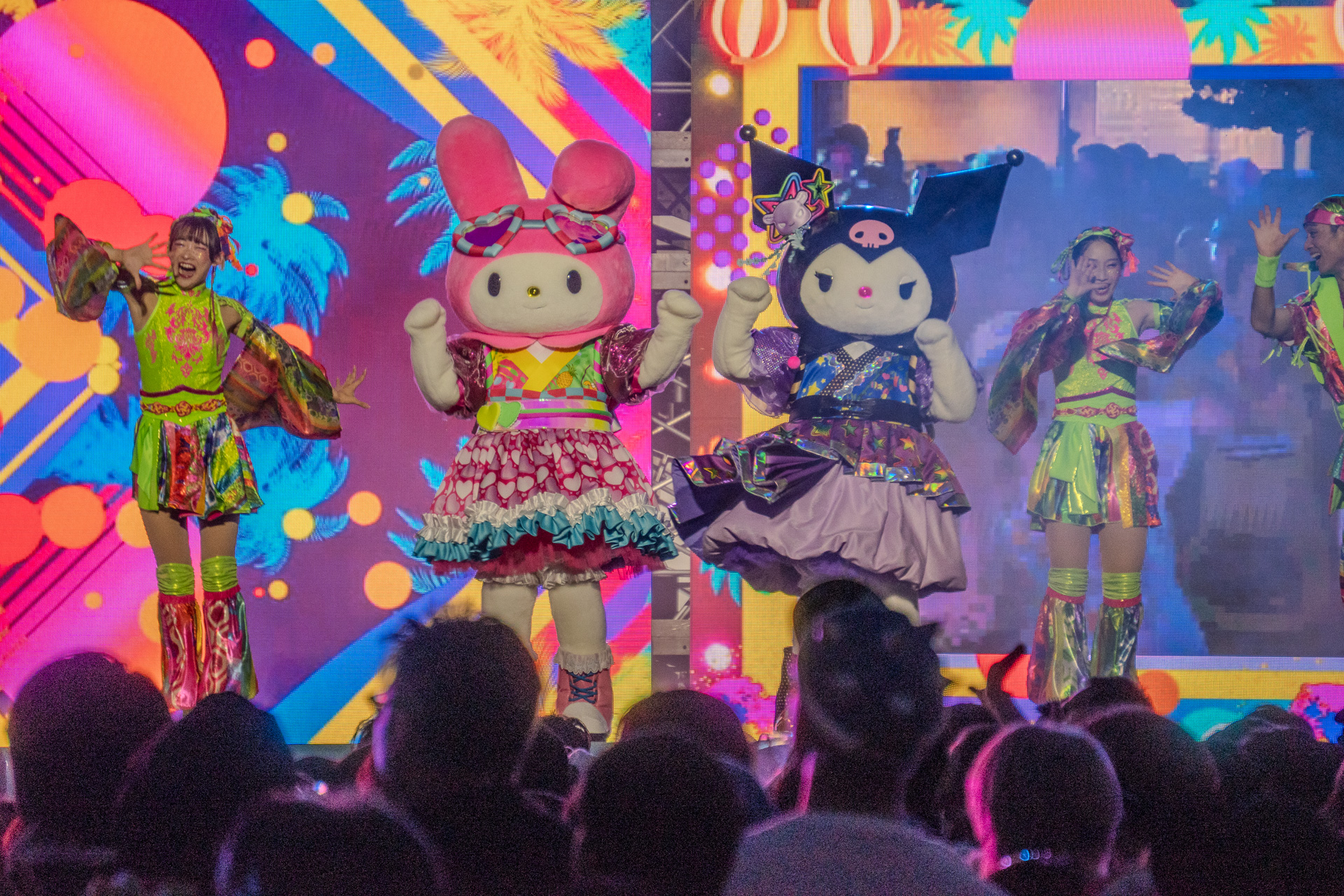 USJ夏イベント開幕セレモニーに、浴衣姿のエルモやマイメロディ、クロミたちが登場。大量の水が放水されるなか、歌とダンスで熱狂！