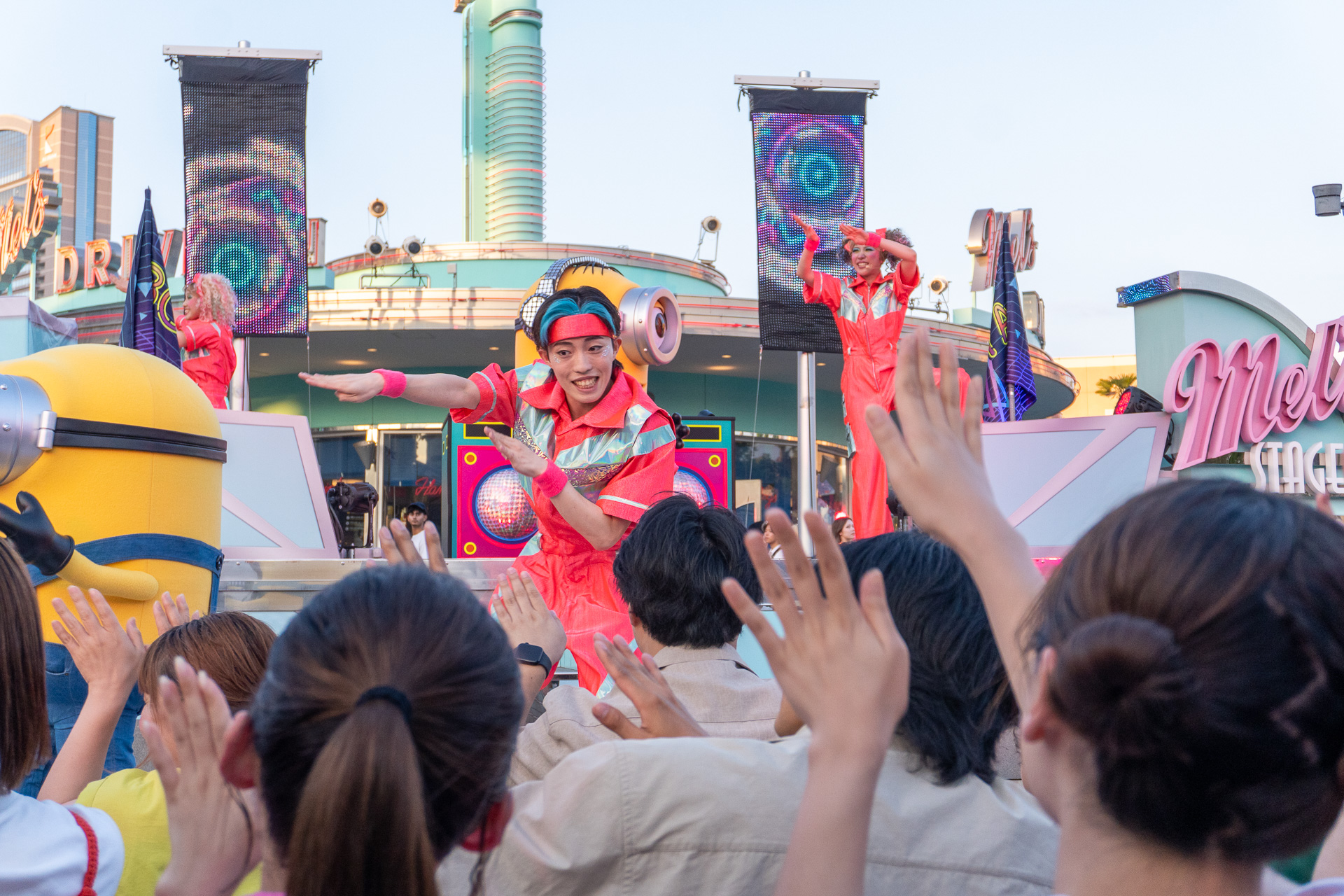 ミニオンがお立ち台に！　80年代エレクトロ・ポップに乗せて踊る「ミニオン BOO-YA ブロックパーティ」