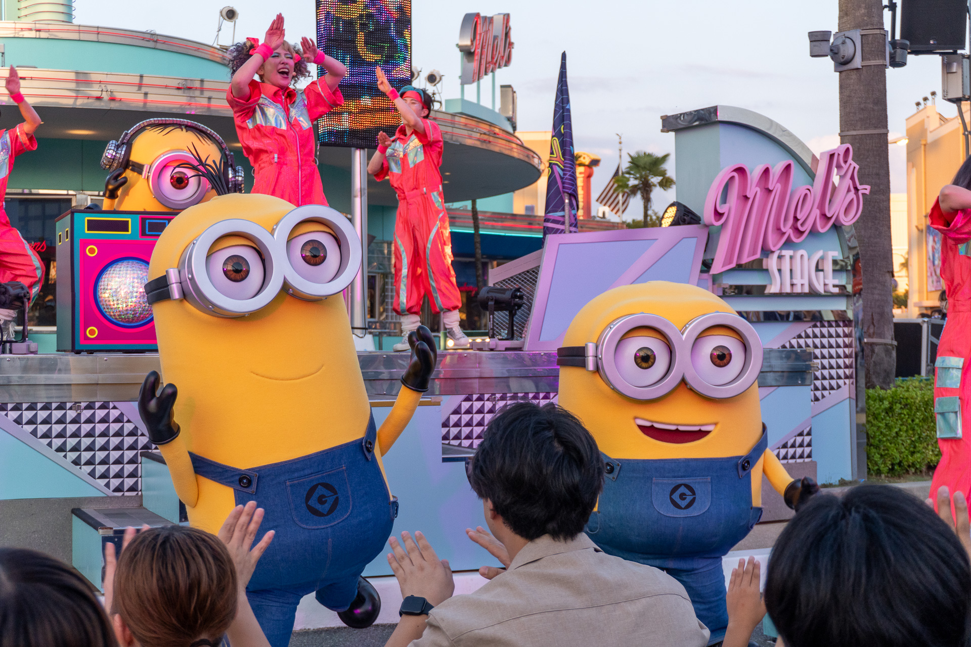 今年の夏ユニバは“夜祭り”がテーマ。2大グリーティングショーを紹介！
