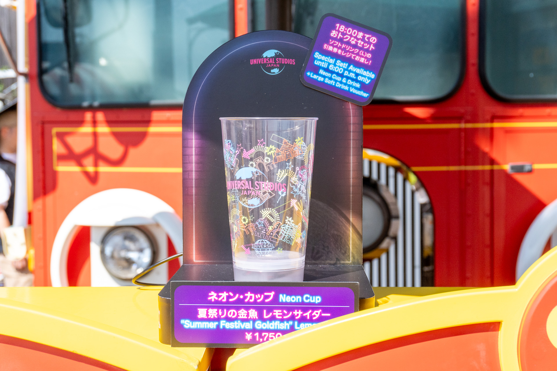 ネオンカラーのデザインがかわいい「ネオン・カップ」（各ドリンクに＋850円）は、底のスイッチを入れるとカラフルに光る仕様
