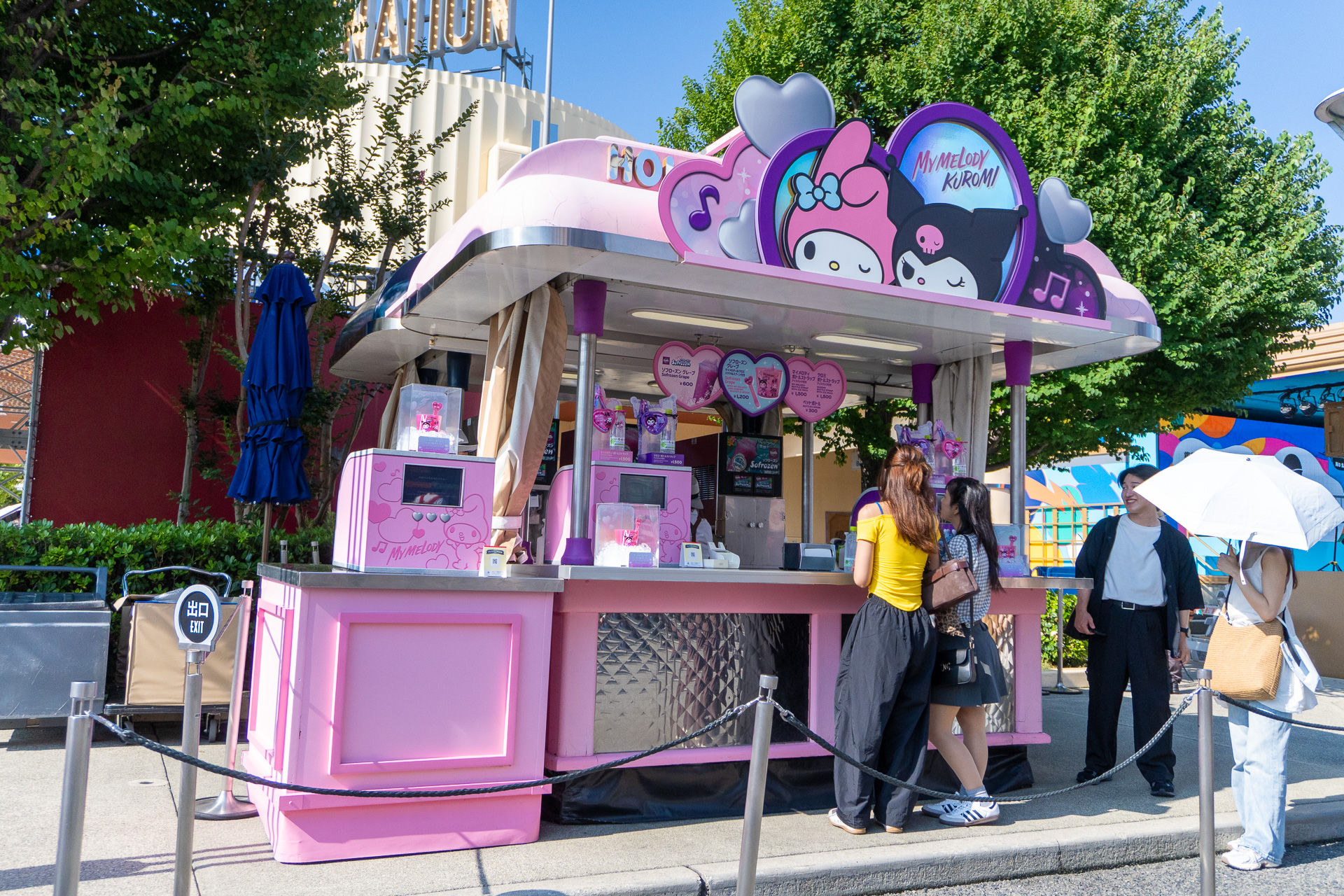 新衣装のマイメロディ＆クロミがデザインされた専用のバケツとスプーンがセットになったソフローズンと、ネック部分に保冷剤ポケットが付いたボトルストラップは「イルミネーション・シアター」入口横カートなどで販売