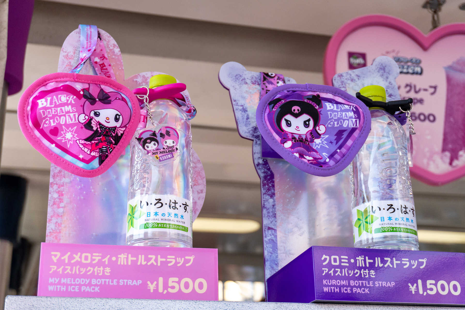 新衣装のマイメロディ＆クロミがデザインされた専用のバケツとスプーンがセットになったソフローズンと、ネック部分に保冷剤ポケットが付いたボトルストラップは「イルミネーション・シアター」入口横カートなどで販売