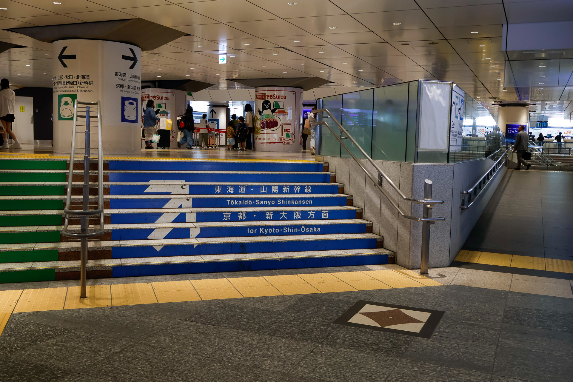 現場は中央通路から新幹線乗り換え改札に向かう通路。多くの人が行き交う場所だが、言われてみなければ見落としてしまうかもしれない