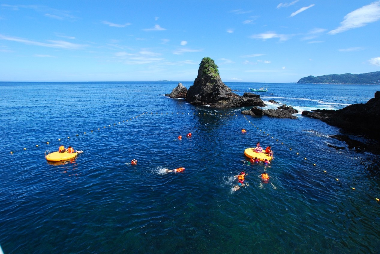 夏季限定の天然海水プール「オーシャンプール」