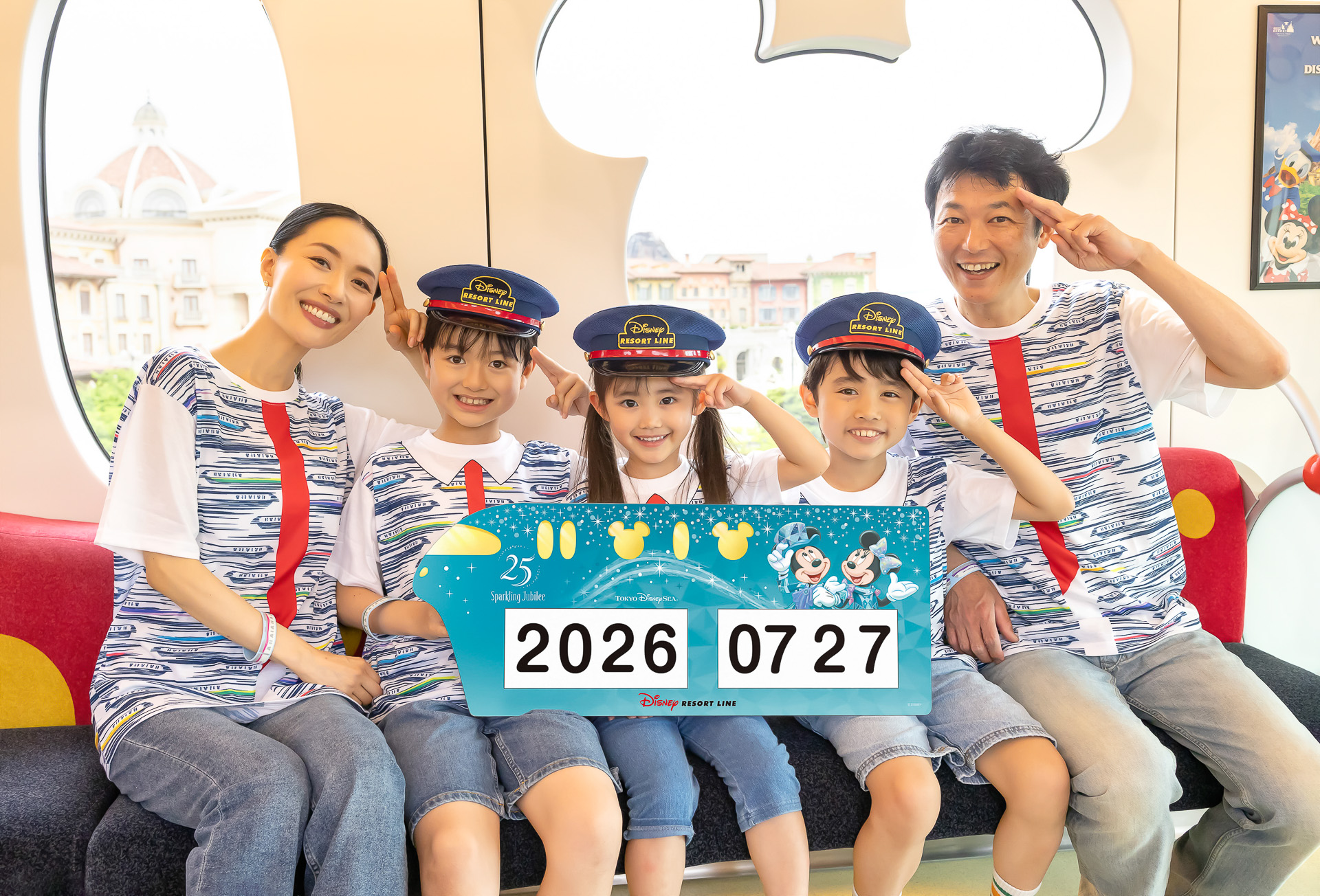 おそろコーデで、日付入りプロップスを手に記念撮影も可能だ