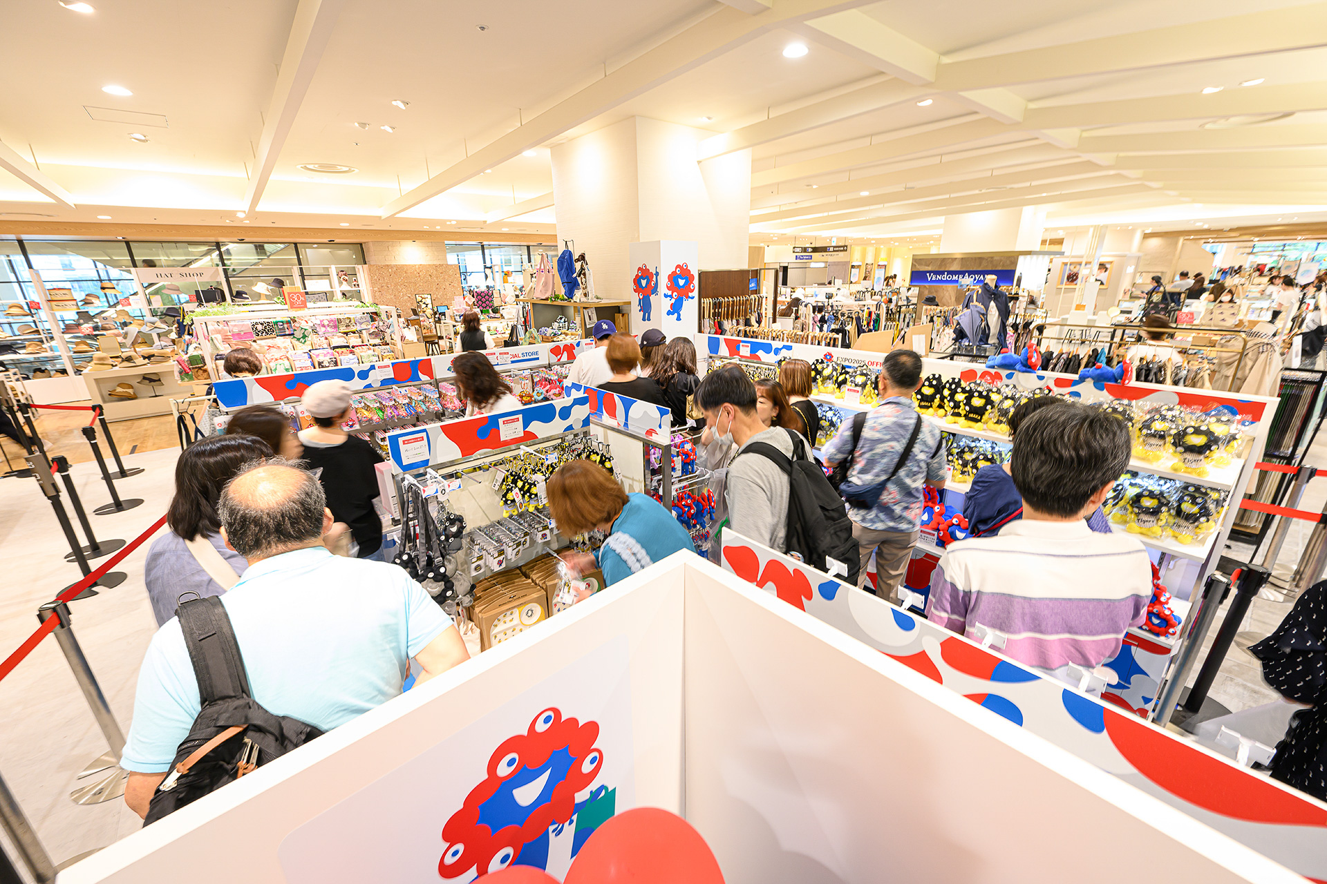 発売初日からコラボ商品を手に取る来店者の姿が見られた