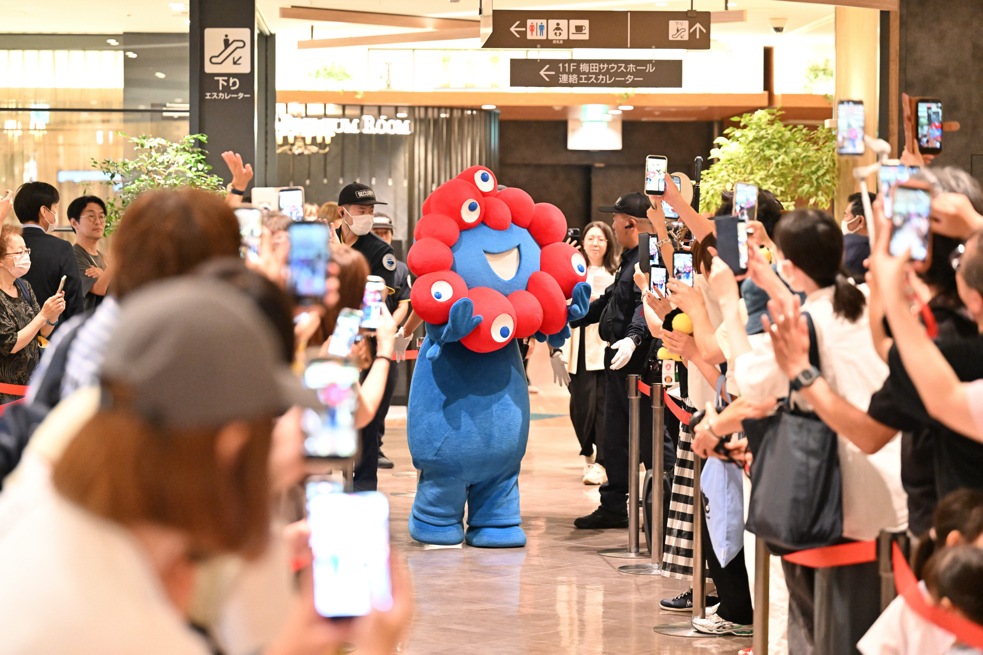 阪神梅田本店に来店したミャクミャク。登場時には多くの来店者がスマートフォンを向けた