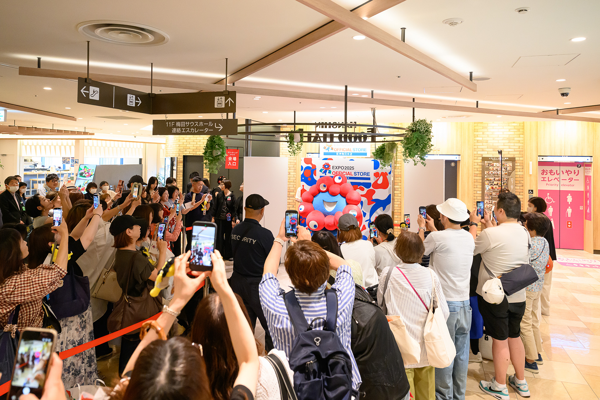 撮影会場前に集まった来店者。抽選で当選した参加者が、ミャクミャクとのツーショット撮影に臨んだ