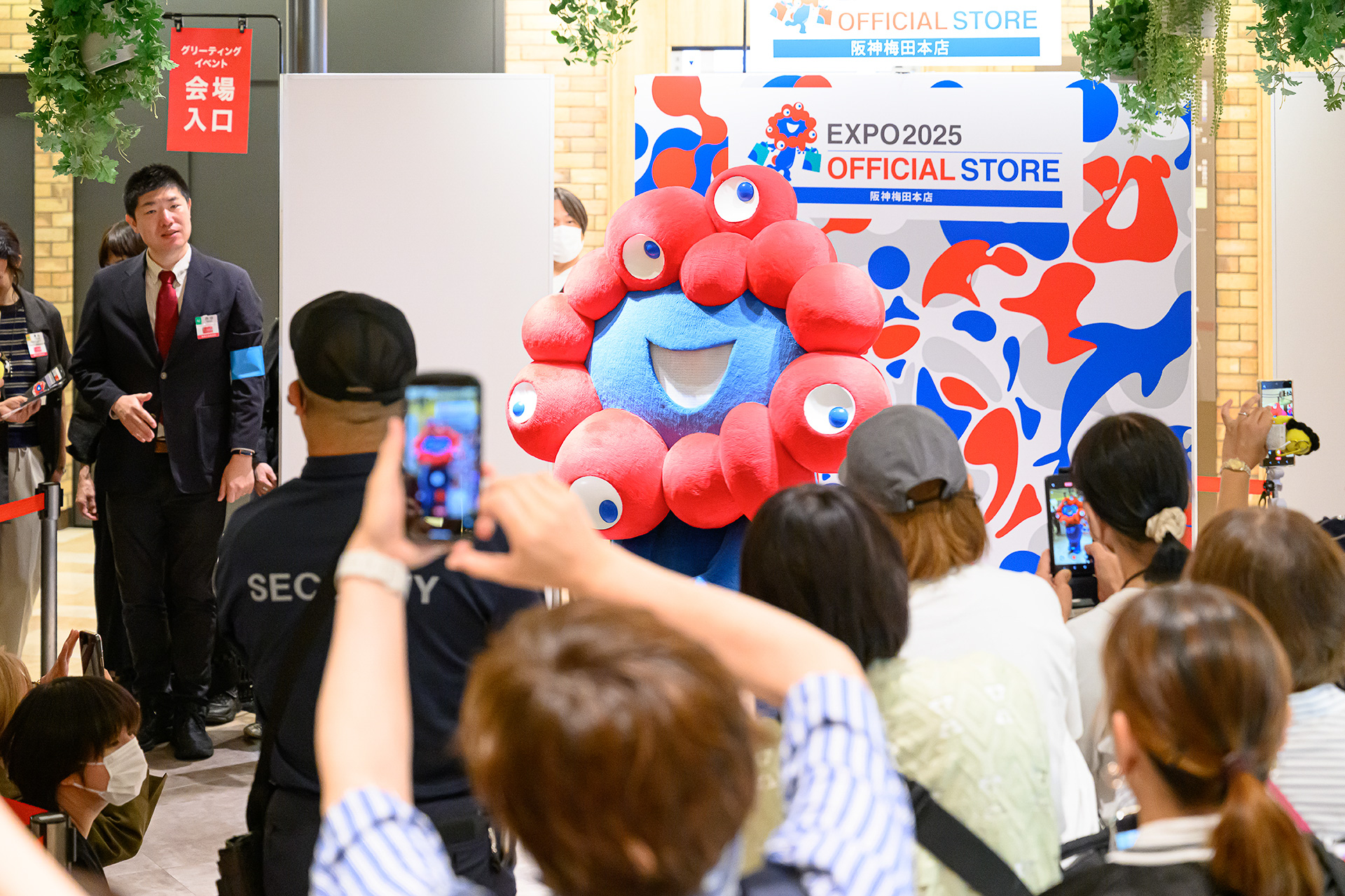 EXPO2025 オフィシャルストア阪神梅田本店の前で撮影に応じるミャクミャク
