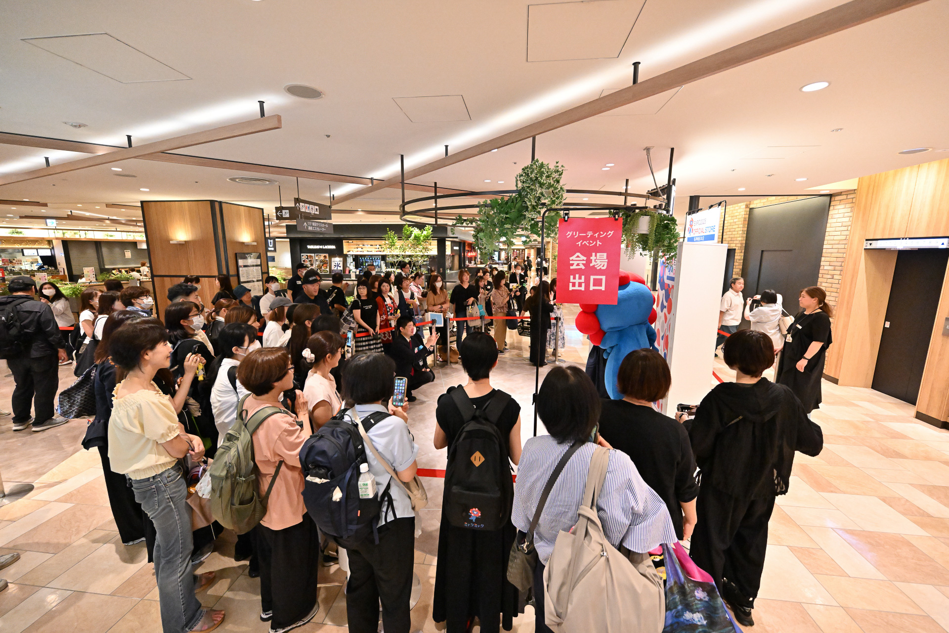 ミャクミャクの来店に合わせ、EXPO2025 オフィシャルストア阪神梅田本店の周辺には多くの来店者が集まった
