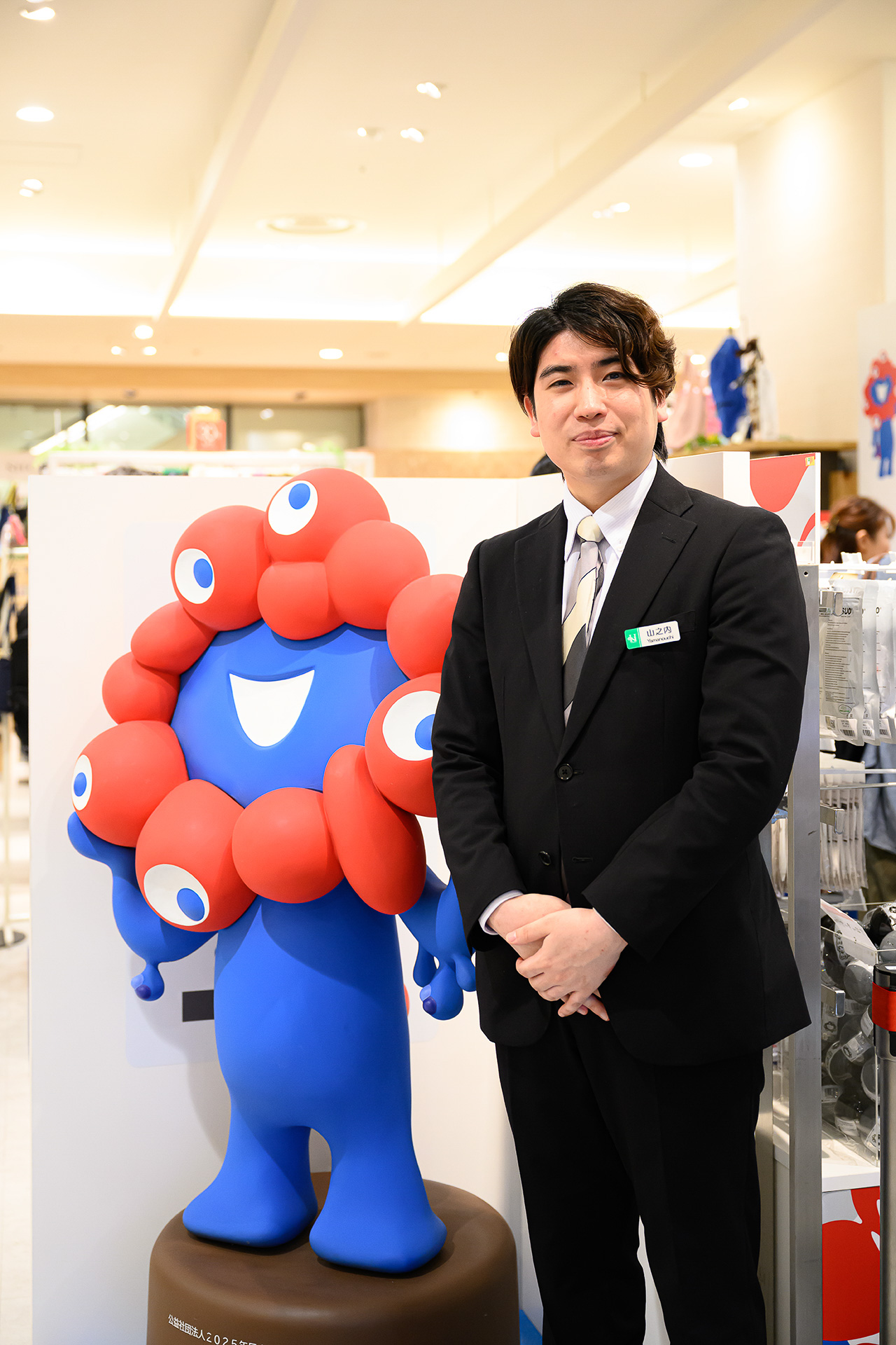ミャクミャクと並ぶ、阪急阪神百貨店 阪神梅田本店 シーズン雑貨・アクセサリー営業部 アシスタントバイヤー 山之内大河氏