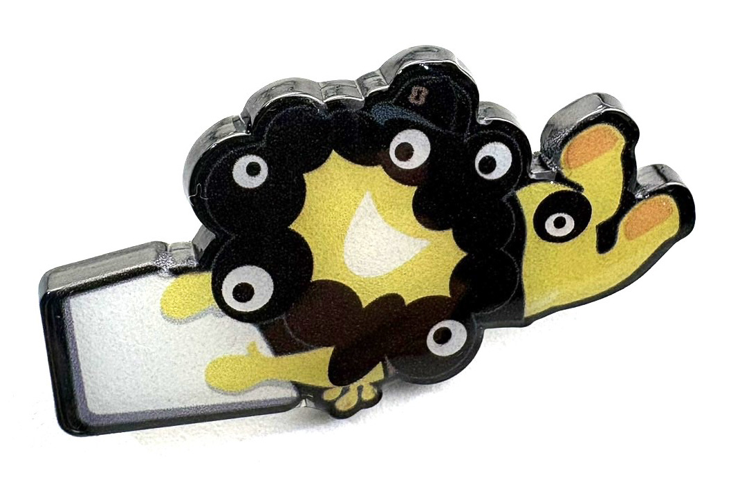 ホームベースを踏むミャクミャクをデザインしたピンズ（ランナー）