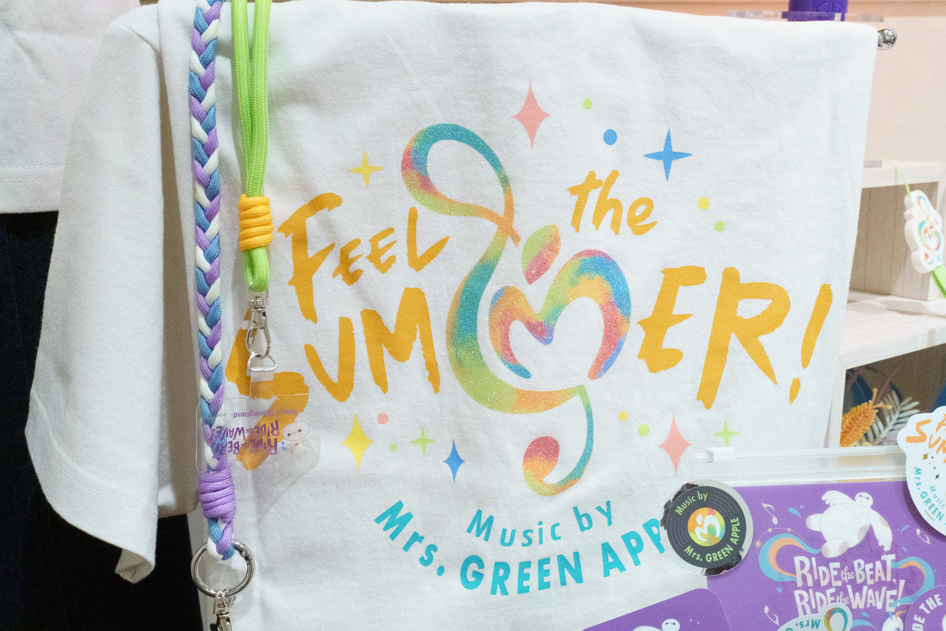 背中側には「FEEL the SUMMER」と「Mrs. GREEN APPLE」のロゴをあしらっている