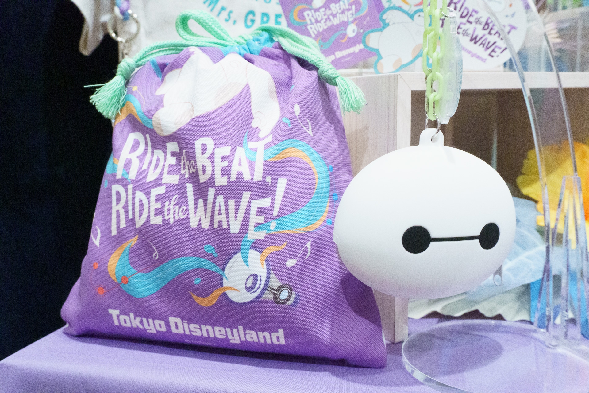 ベイマックスのお顔がかわいらしい「バッグチャームケース付」（1500円）、きんちゃく（1100円）