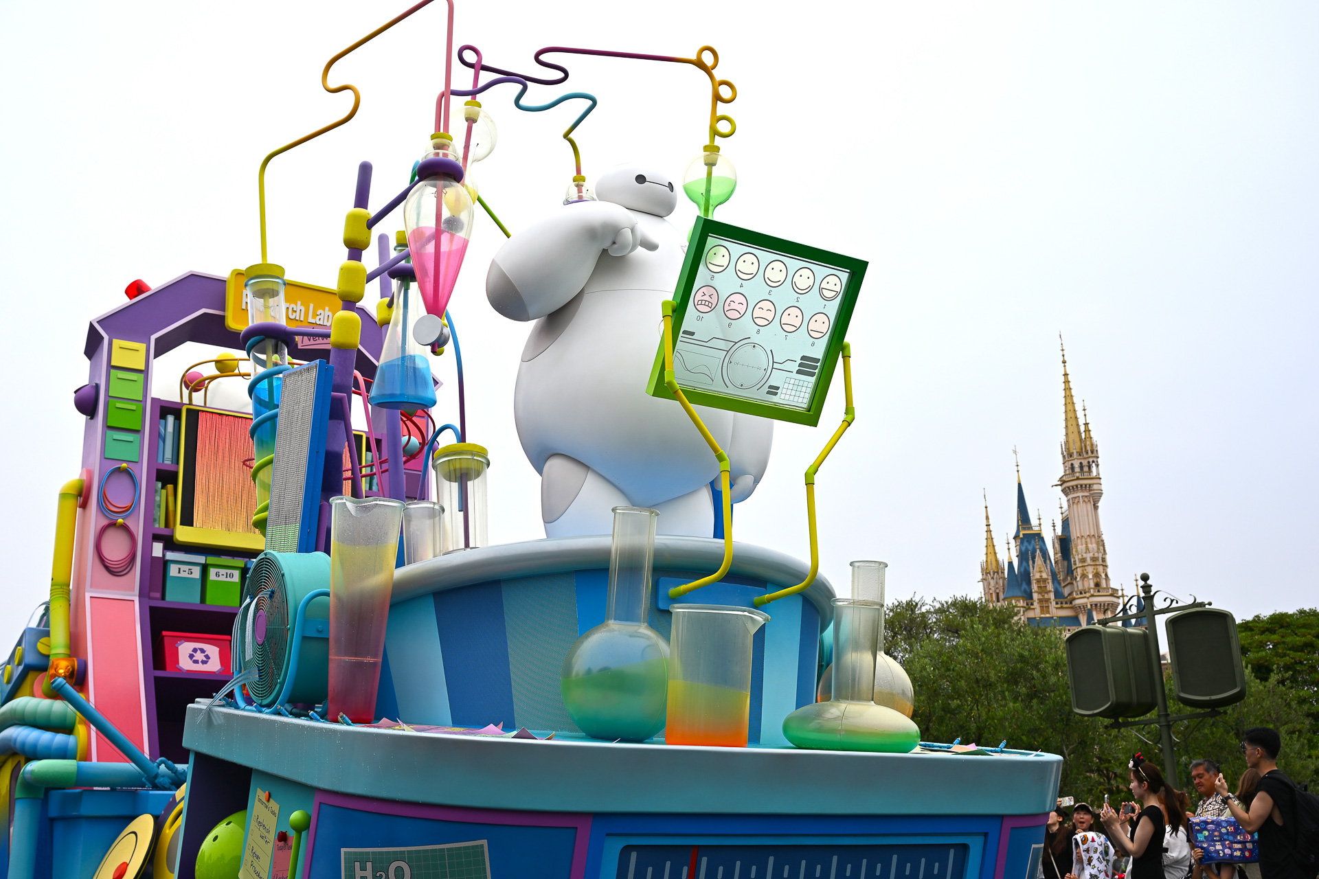 東京ディズニーランドでは今年も「ベイマックスのミッション・クールダウン」にてミセス楽曲を採用