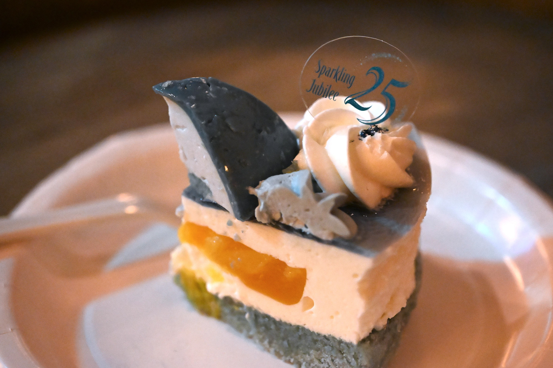 大ぶりにカット。25周年のピックが乗っています