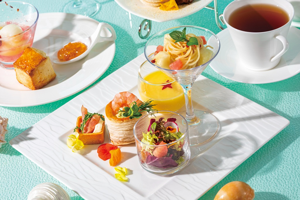セイボリーには冷製パスタの白桃カッペリーニ、生ハムとクリームチーズのタルト、とうもろこしの冷製スープなど