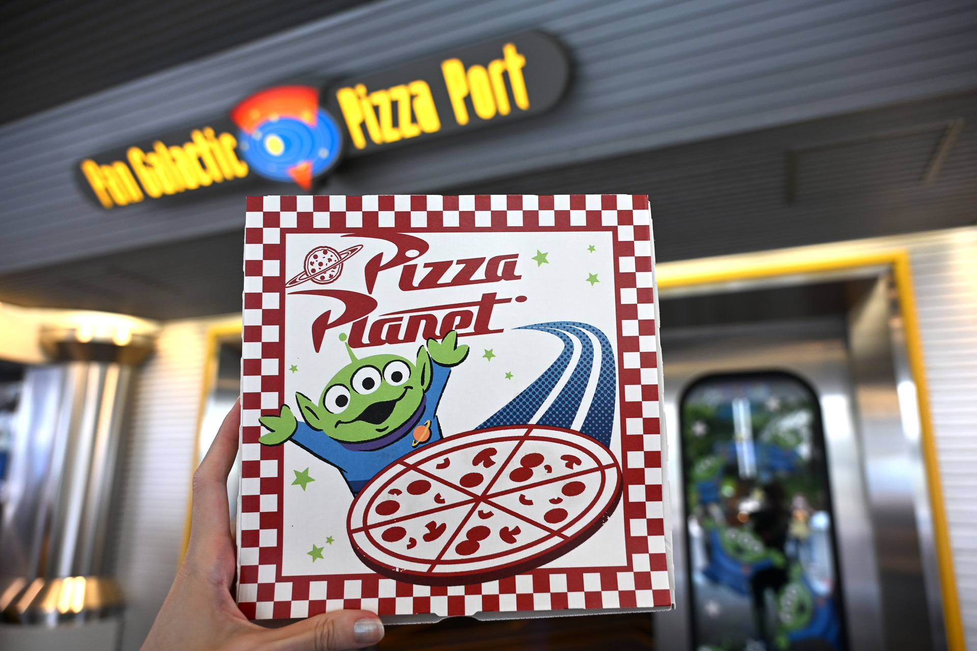 「ピザ・プラネット」風のパッケージ入りのスペシャルメニューは絶対に頬張って