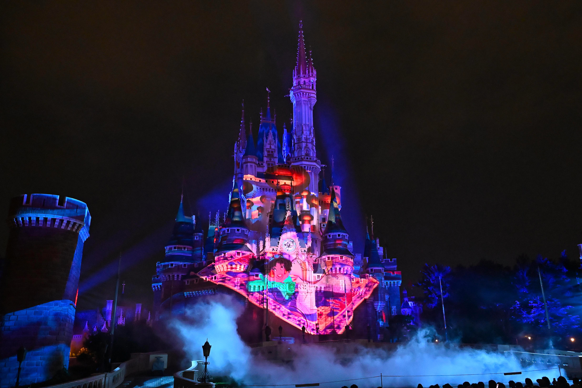 ディズニーのキャラクターたちが夢を追い求め空を翔ける姿を壮大に描きます