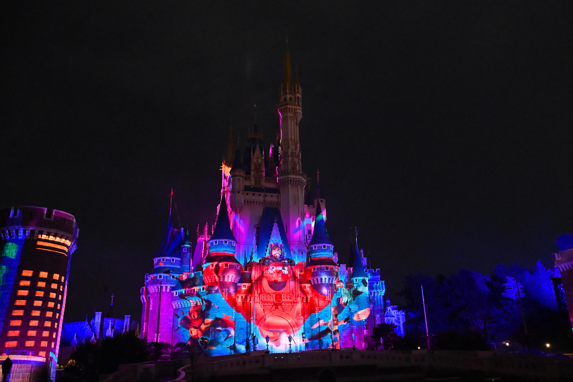 ディズニーのキャラクターたちが夢を追い求め空を翔ける姿を壮大に描きます