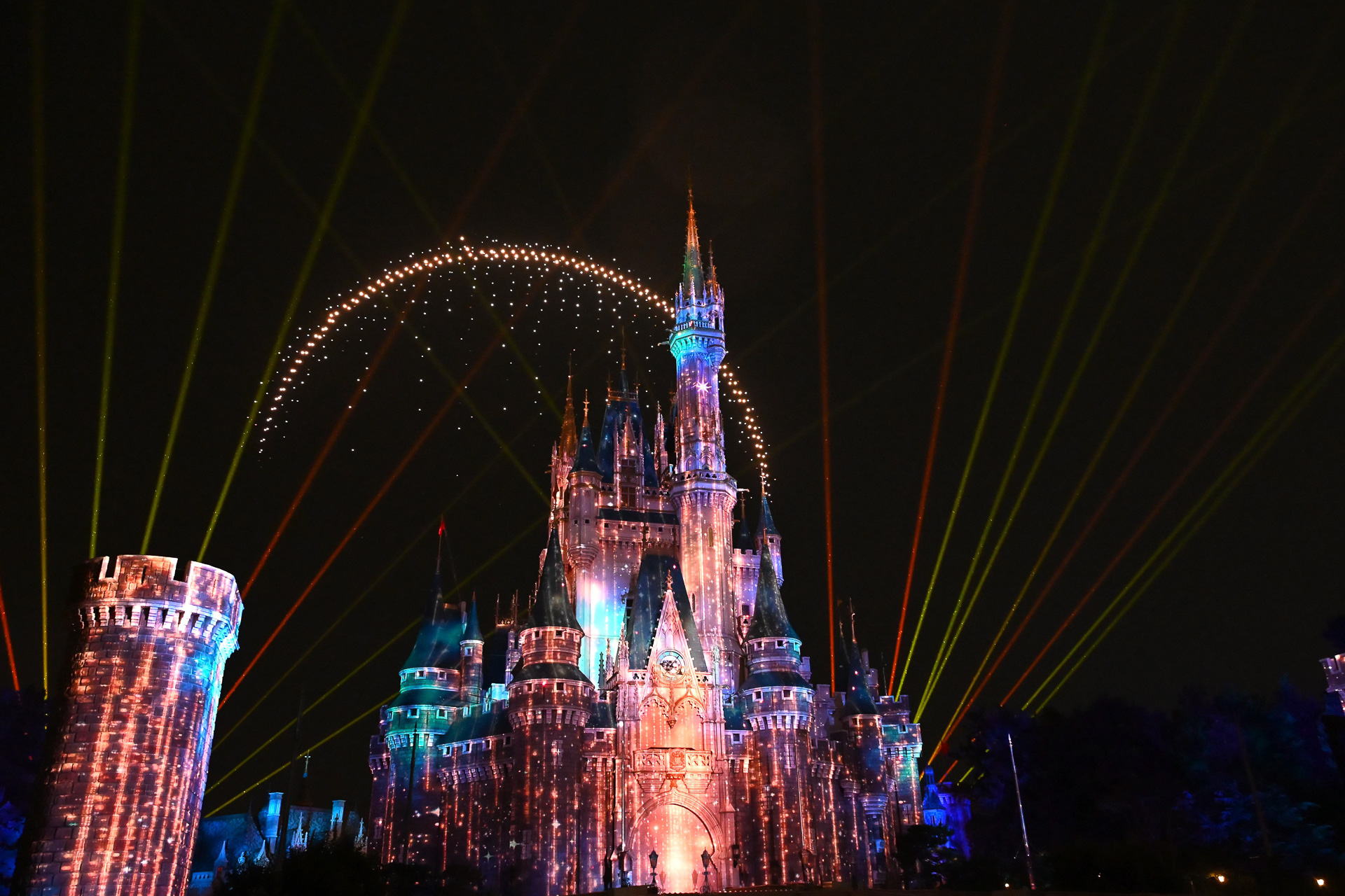 ディズニー映画が始まるおなじみのシーンのような演出も