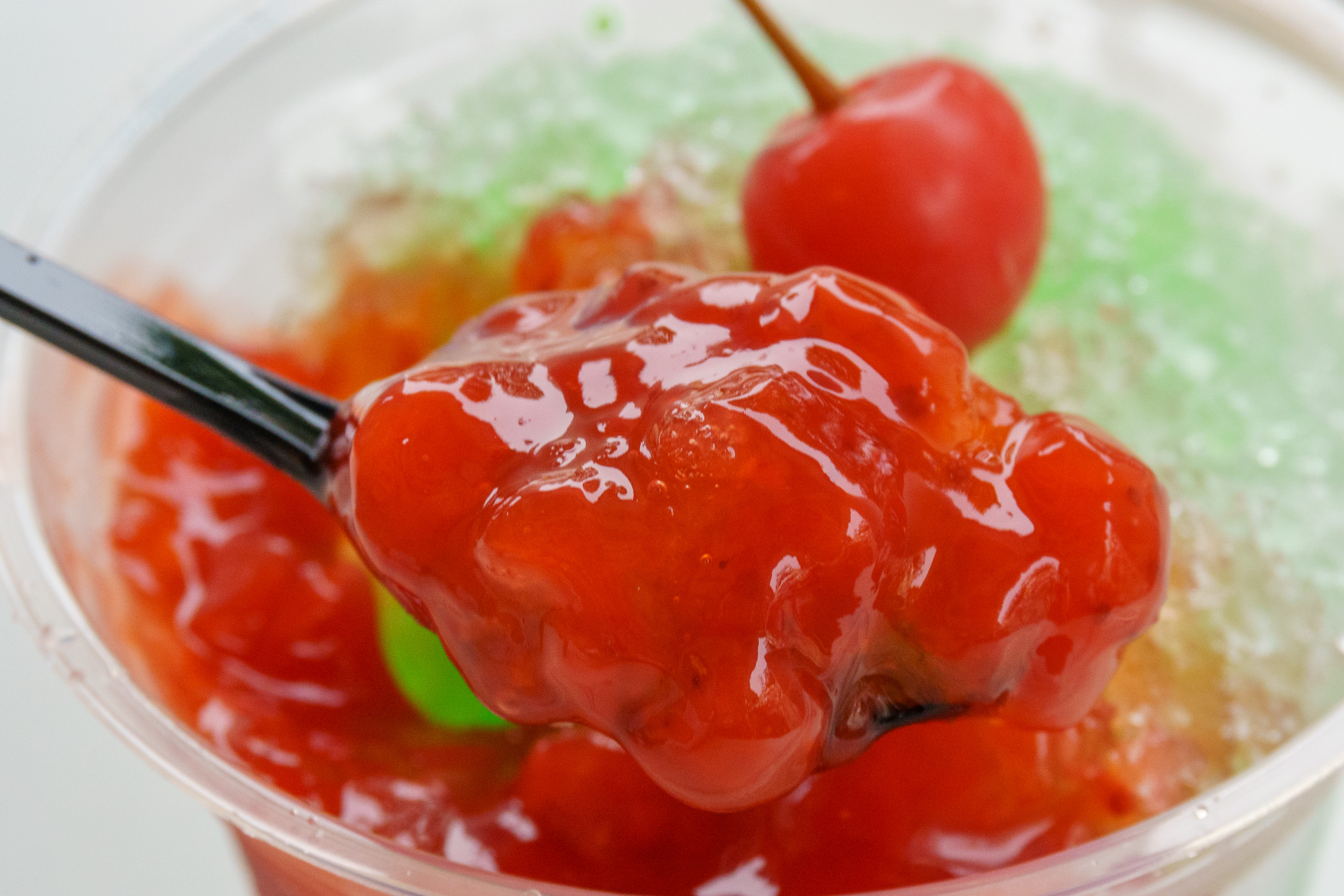 アイスは見た目も味も夏のパークらしく華やか