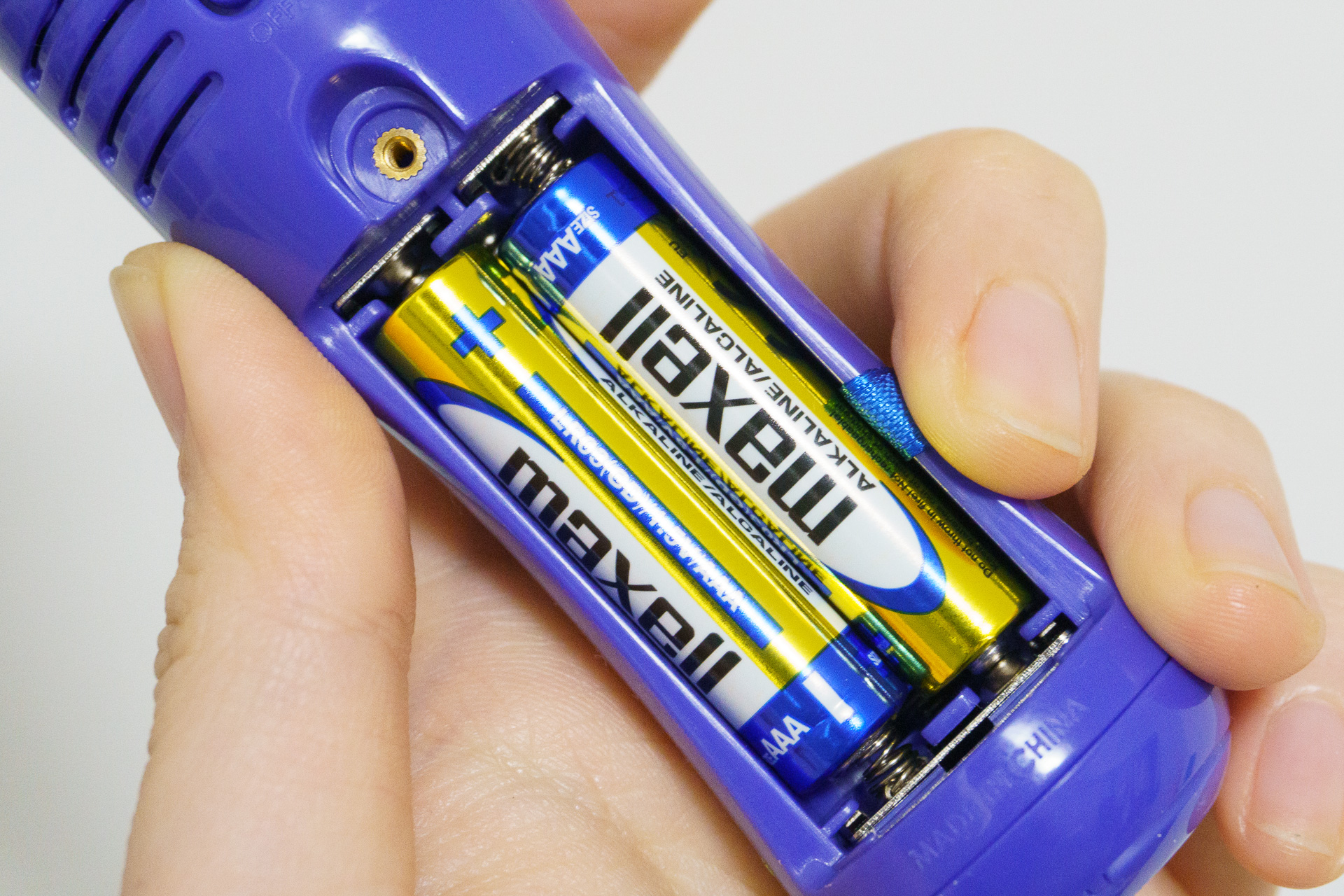 電源は「LR03（単4形アルカリ乾電池）」×2本。購入時にテスト用の電池が入っている