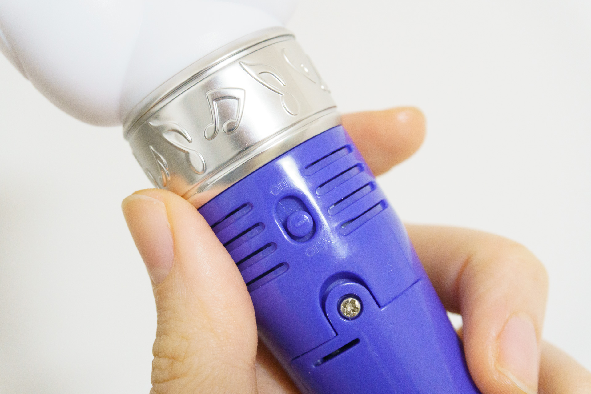 裏面のスイッチで電源をオンオフできる