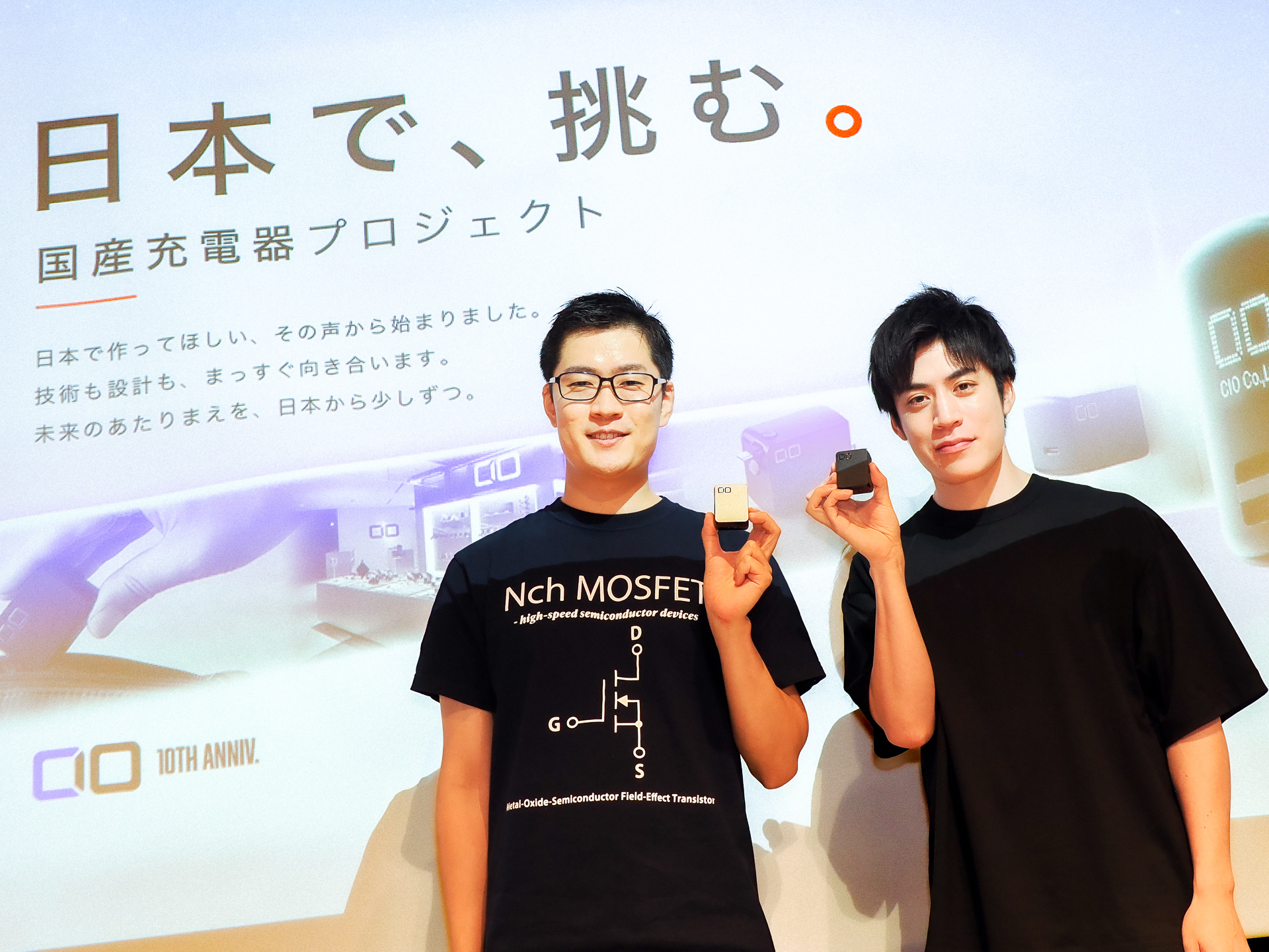 原宿でCIOの新製品を体験できるポップアップイベント「CIO POP-UP STORE TOKYO 10th ANNIV.」を7月2日～5日に開催する。写真は、国産充電器プロジェクト製品「NovaPort DUOIII 65W2C」を手にする、株式会社CIO 代表取締役 中橋翔大氏（右）とYouTuber「イチケン」氏（左）