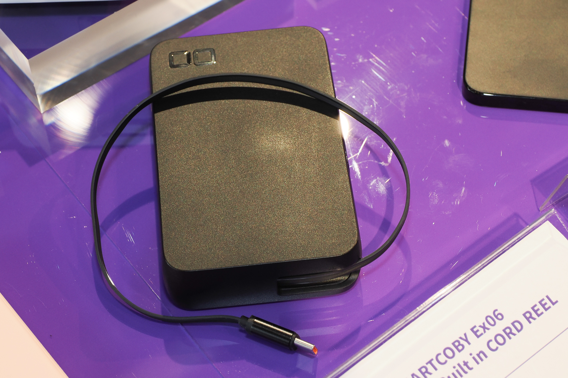 USB Type-Cの自動巻き取りコードリール内蔵