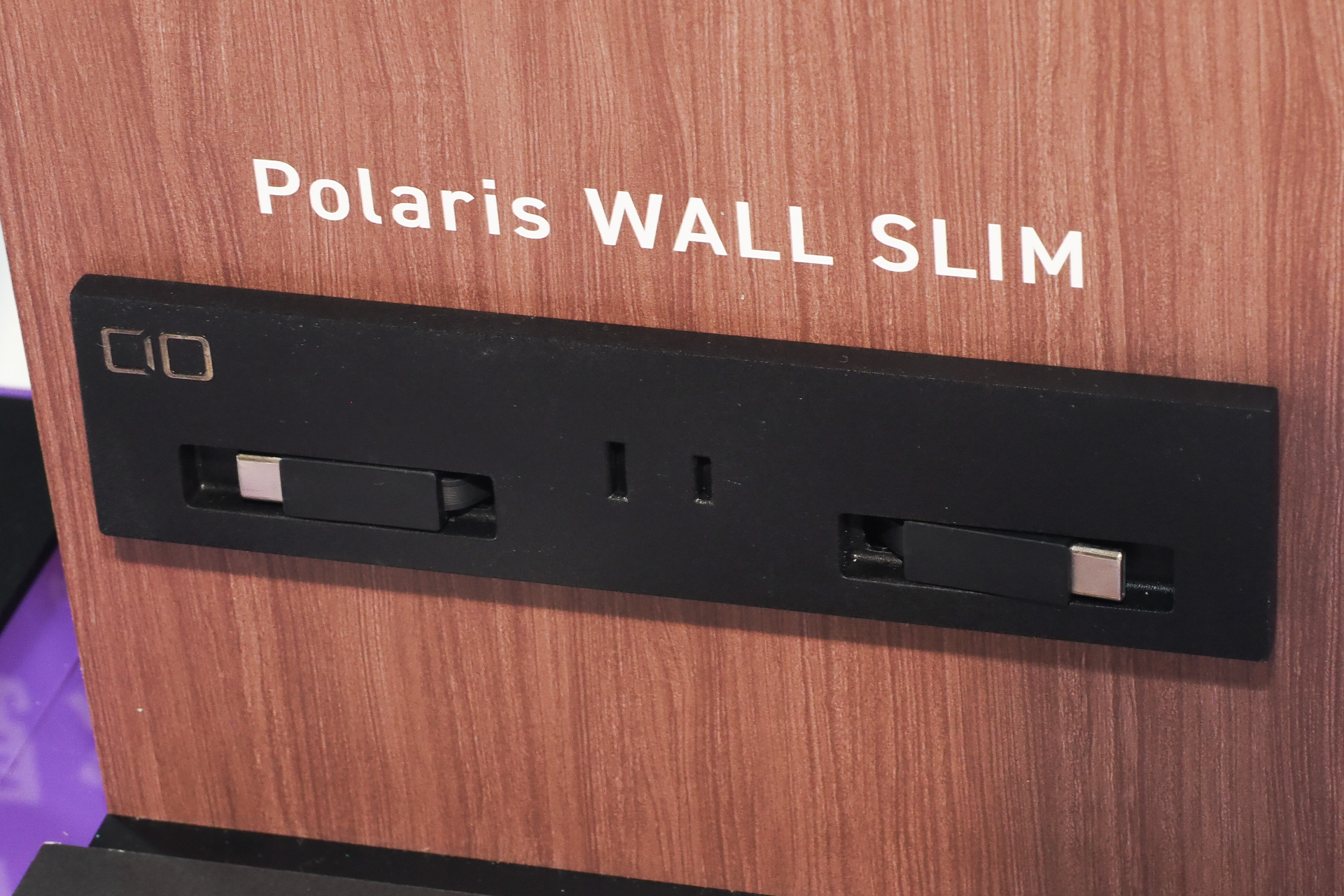横型の「Polaris WALL SLIM」USBのコードリールを内蔵している