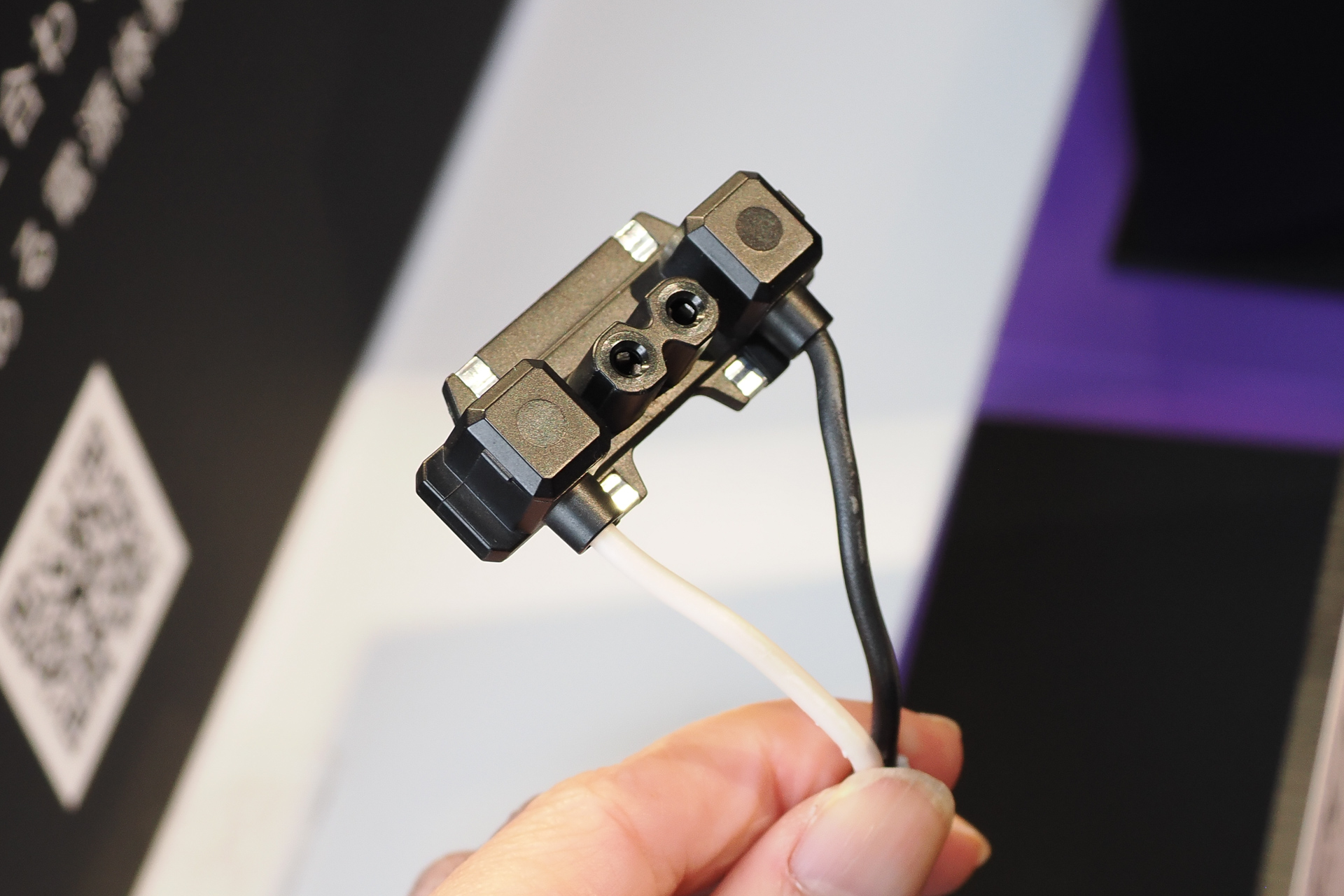 この小さなパーツをVVFケーブルにつなぐには電気工事士の資格が要る