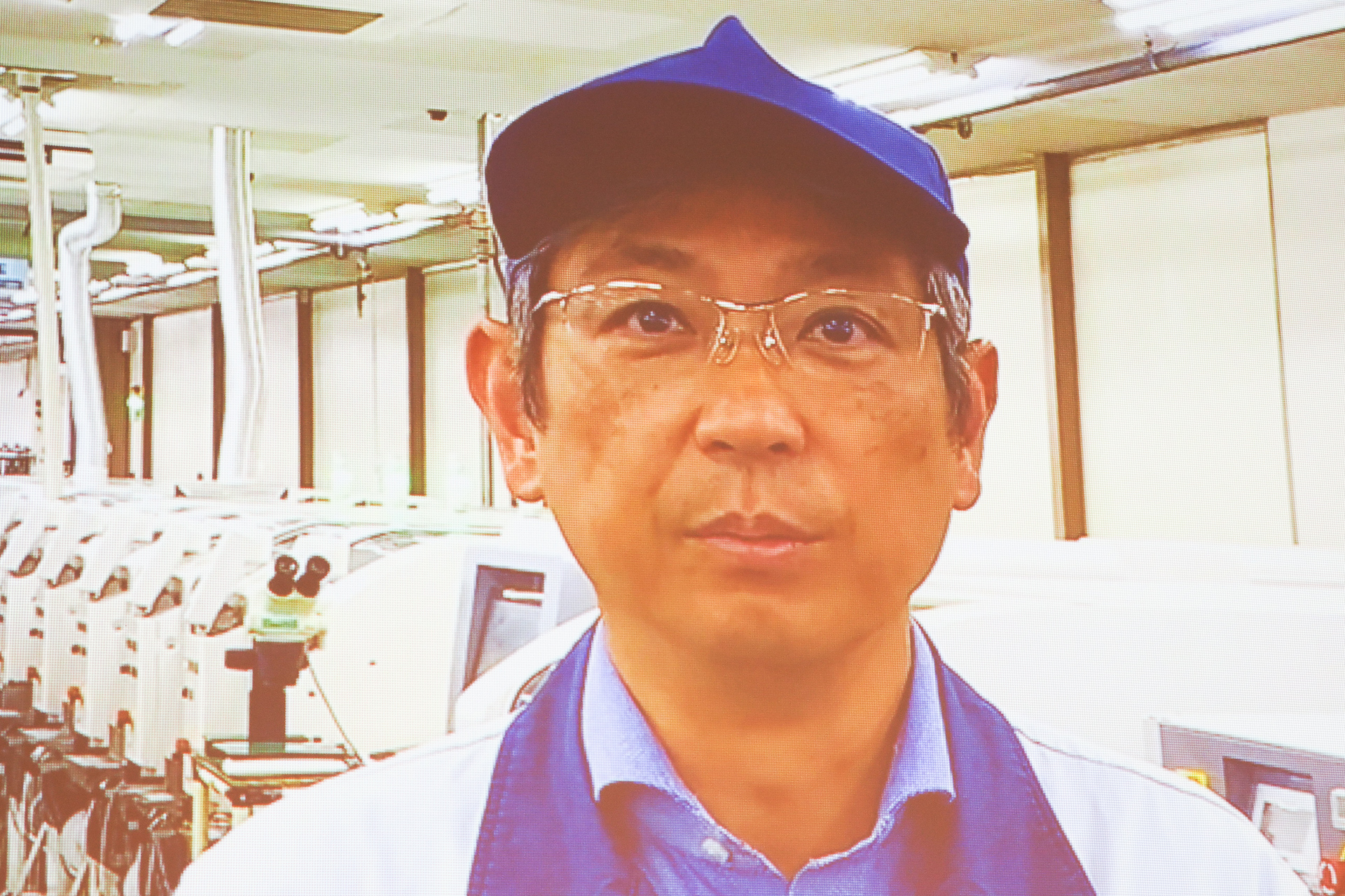 製品を形にしていく工場として参加するアサヒ電子 代表取締役社長 菅野寿夫氏からのビデオメッセージ