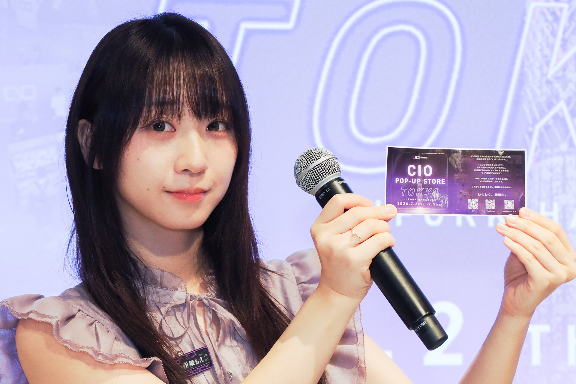 伊織もえさん。来場者にプレゼントされる記念ステッカー