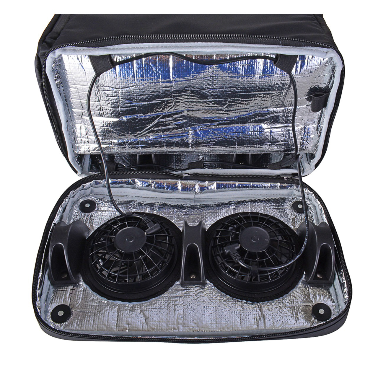 冬場など冷却が不要な時期には、ファンのない底面部に付け換えることができる