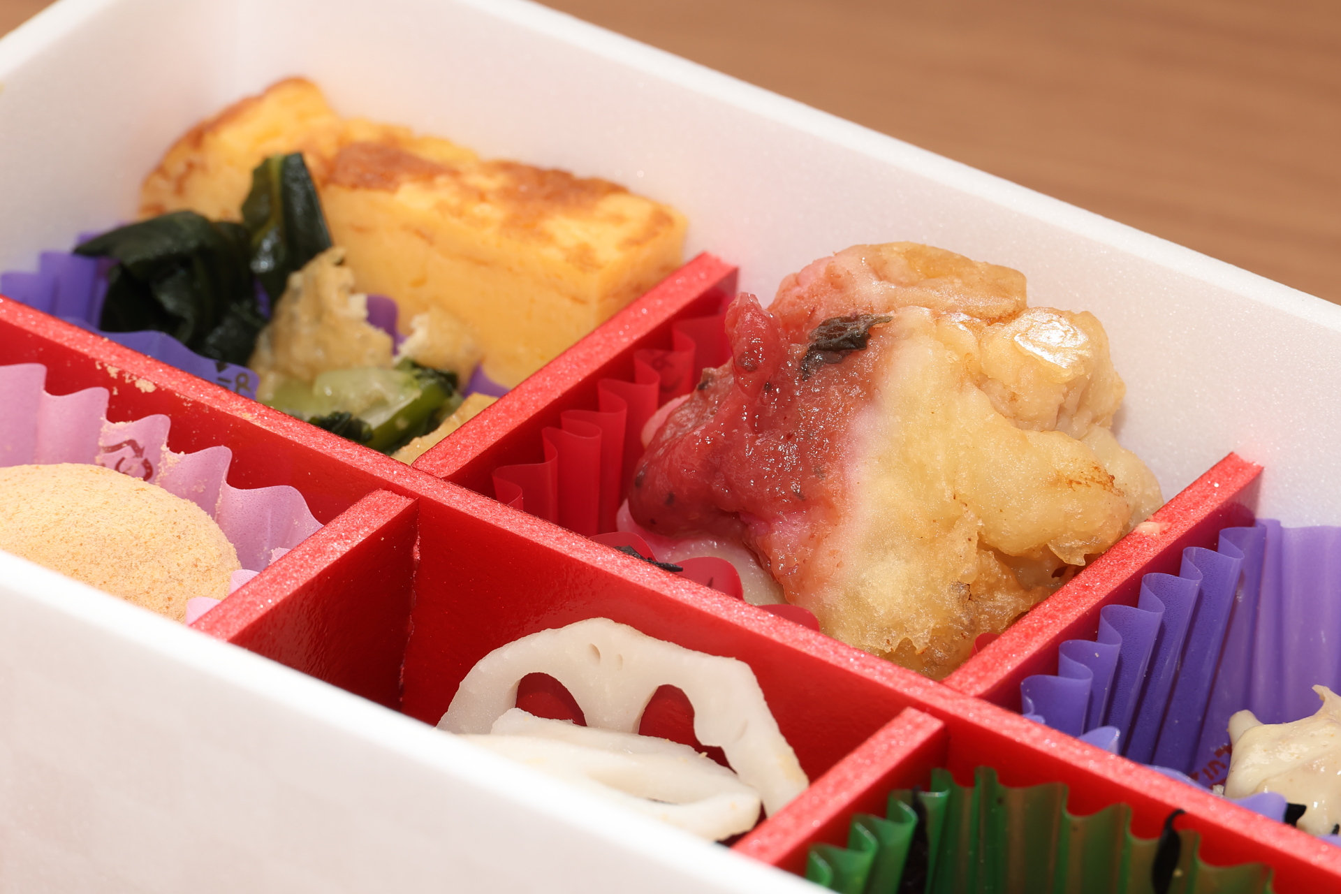ねり梅が添えられた鶏もも天ぷらと玉子焼き、小松菜の煮浸し