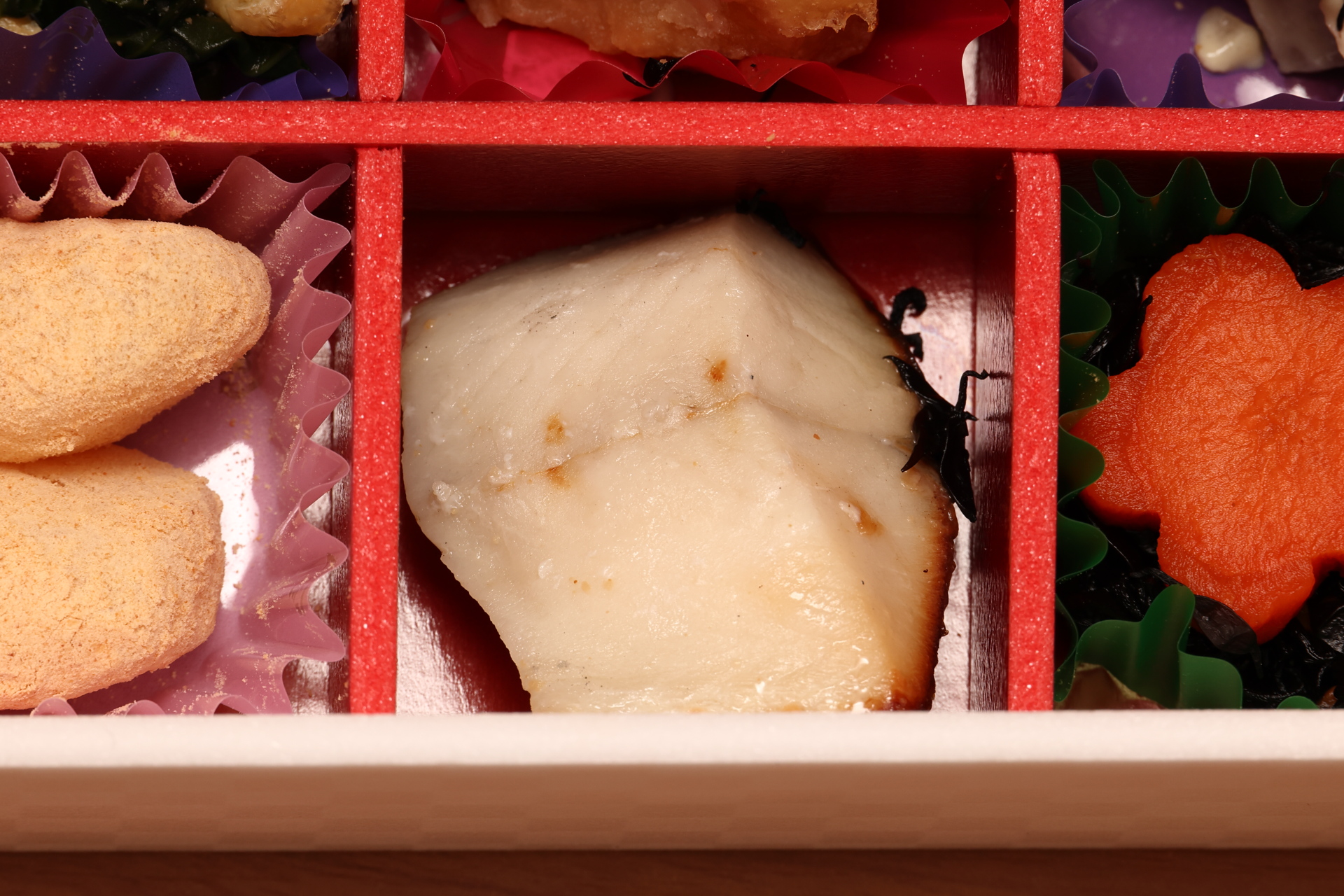 蓮根の酢漬けの下の隠れているのが鰆の白醤油焼き。厚みがあって食べ応えがあります