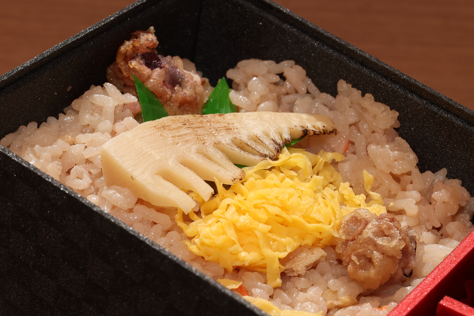 たこ飯には錦糸玉子、焼き竹の子、たこの唐揚げが乗っています