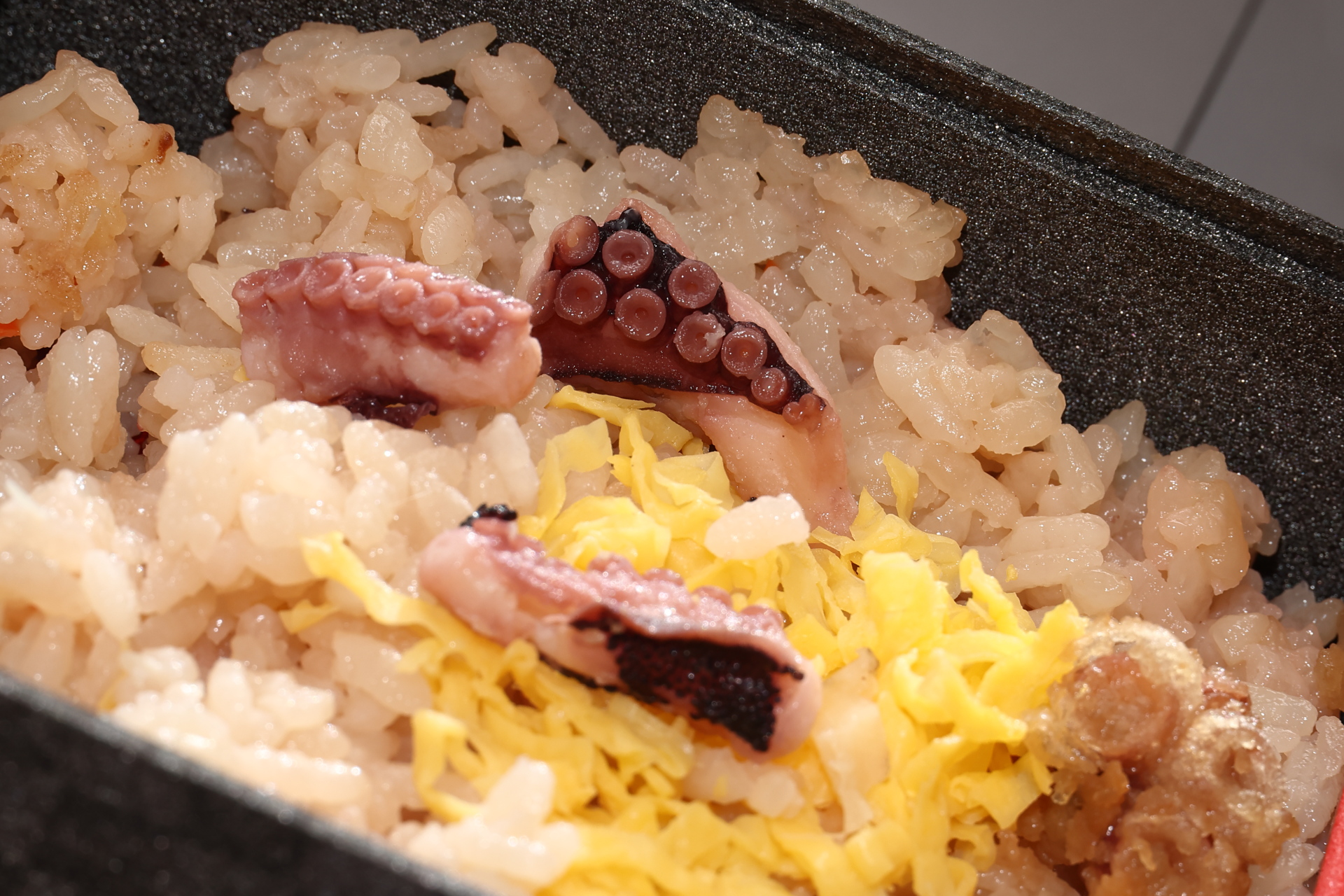 食べ進めるとご飯のなかから次々とタコが姿を現わします