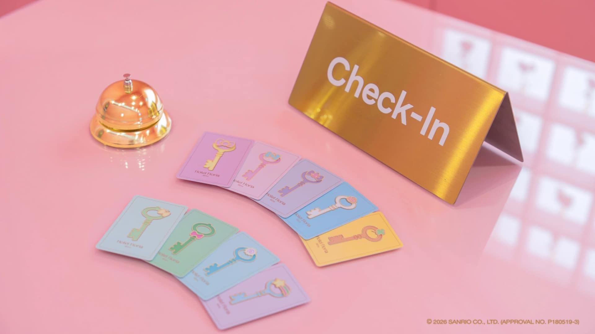 ポムポムプリンが出迎えるチェックインロビーでルームキーを受け取る