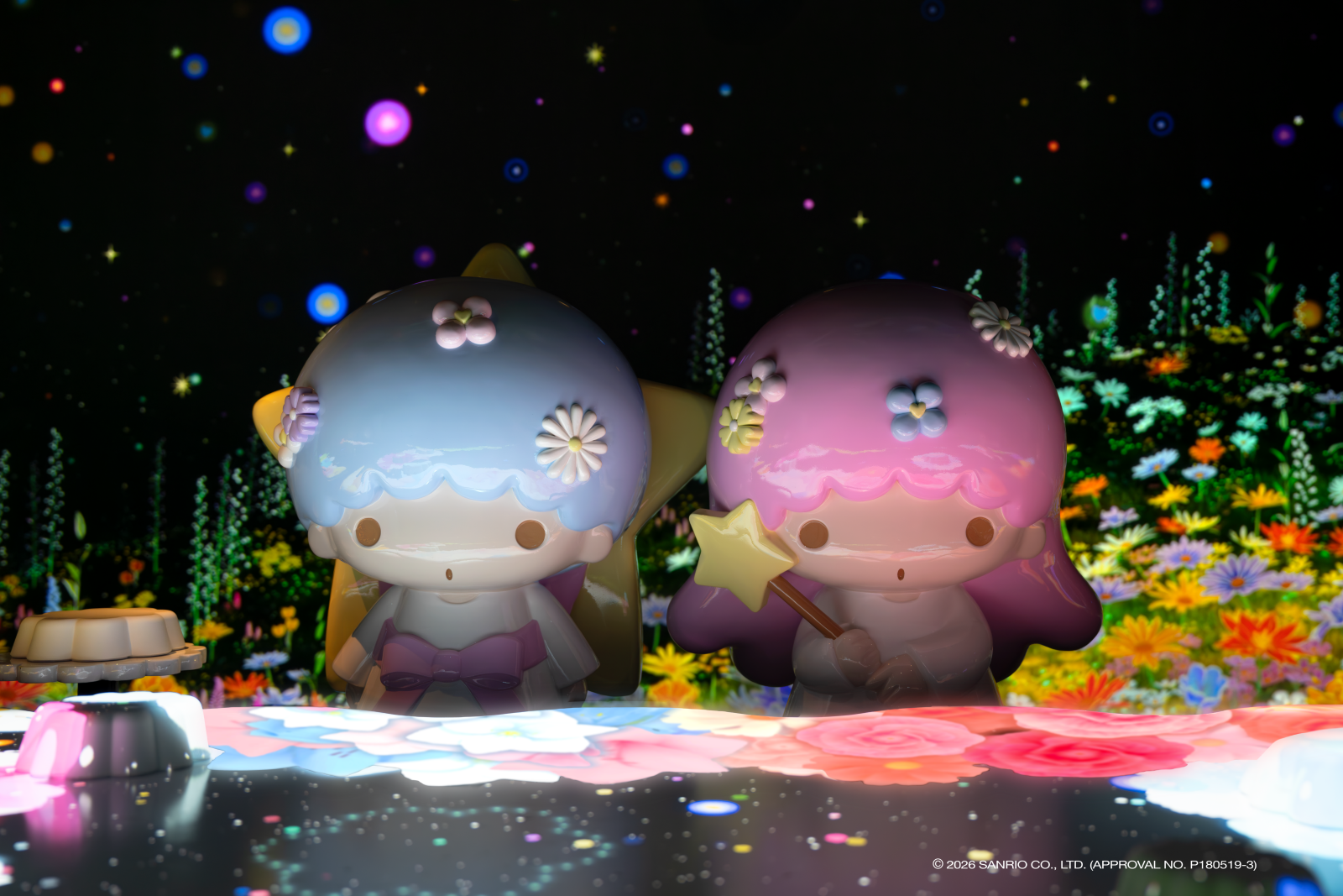 ホテル庭園ではリトルツインスターズのキキとララが夜のガーデンパーティーを開催。テーブルにはお花のケーキの魔法の仕掛けが……