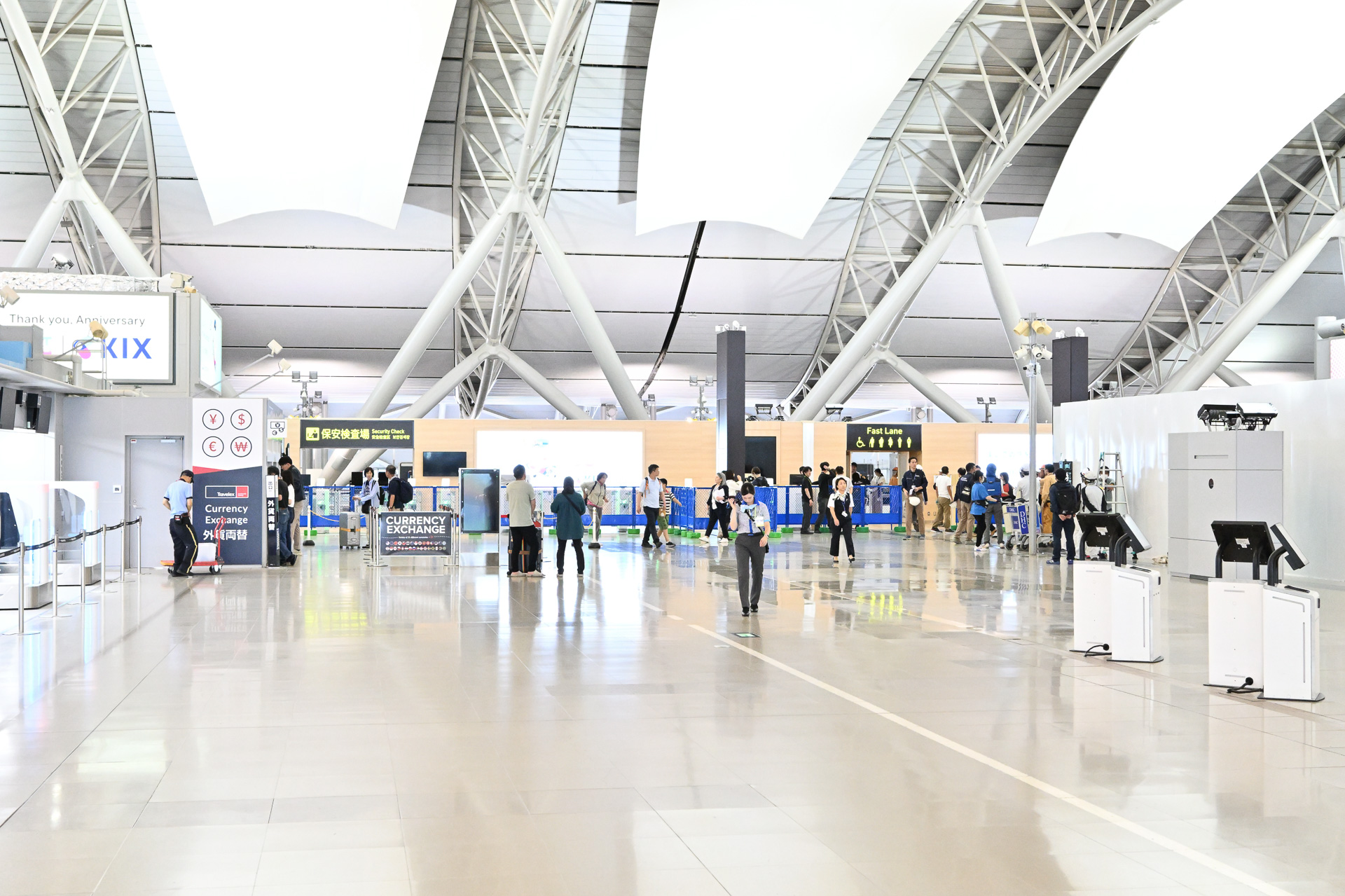 従来3か所だった保安検査場は、関空の大規模リノベーションで中央の1か所に集約された。チェックイン後の動線が明確になった