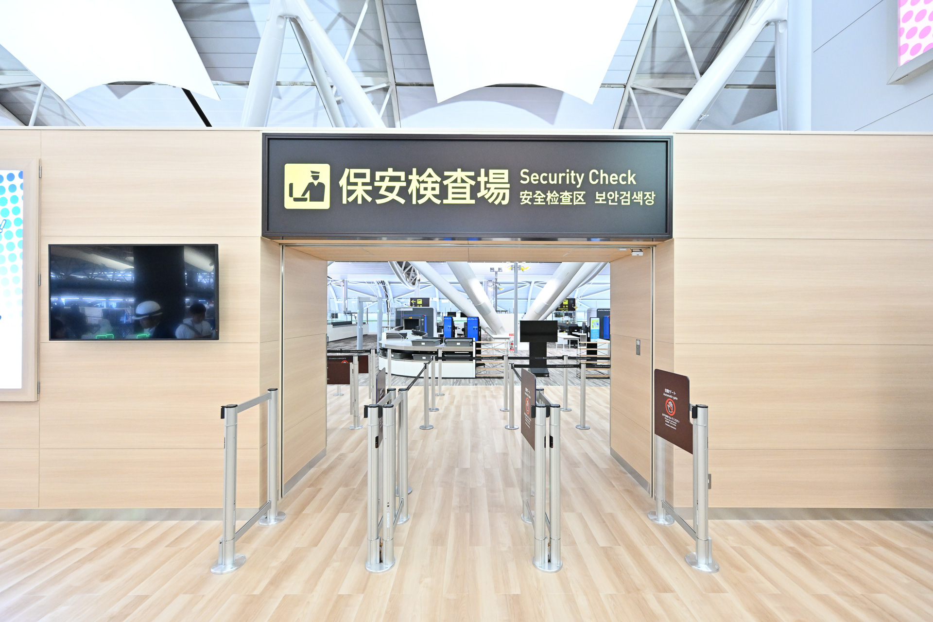 従来3か所だった保安検査場は、関空の大規模リノベーションで中央の1か所に集約された。チェックイン後の動線が明確になった