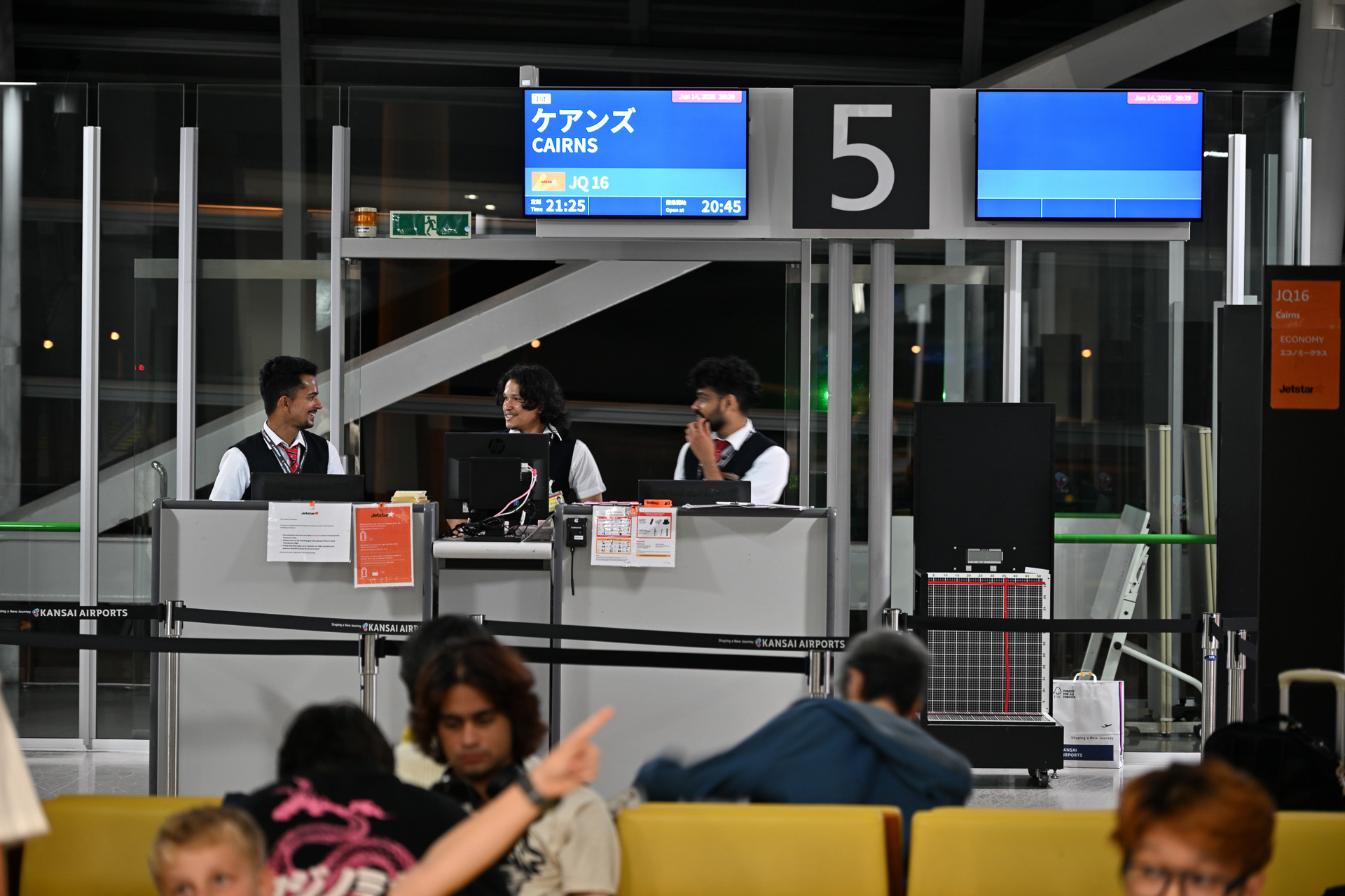 関空～ケアンズJQ16便の出発を待つ5番搭乗口付近の様子
