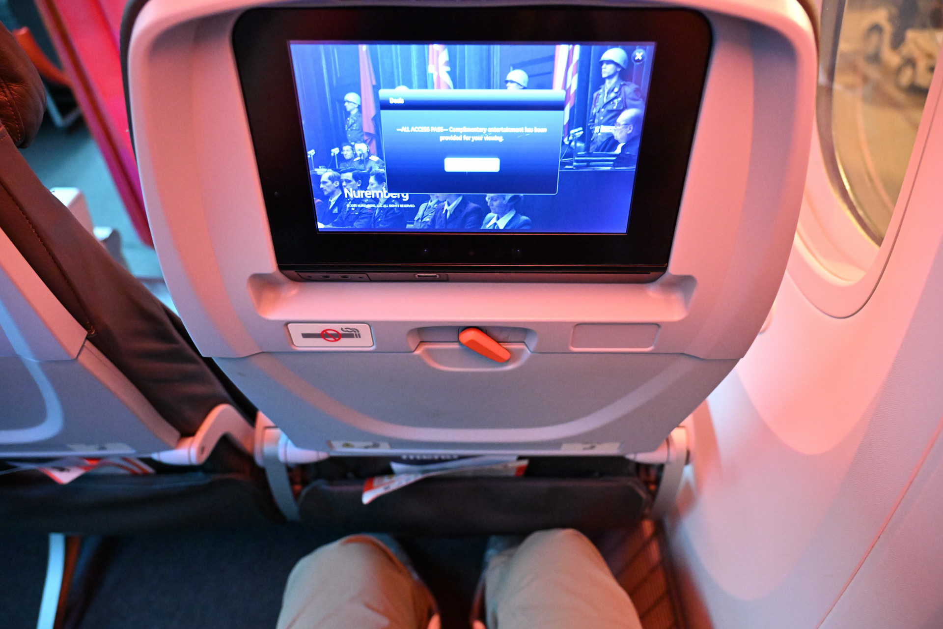 ジェットスターの787は順次客室改修を進めている。今回の旅では往復ともに改修前の機材だった。充電用のUSBコネクタはモニター下に設置。形状はUSB Type-A