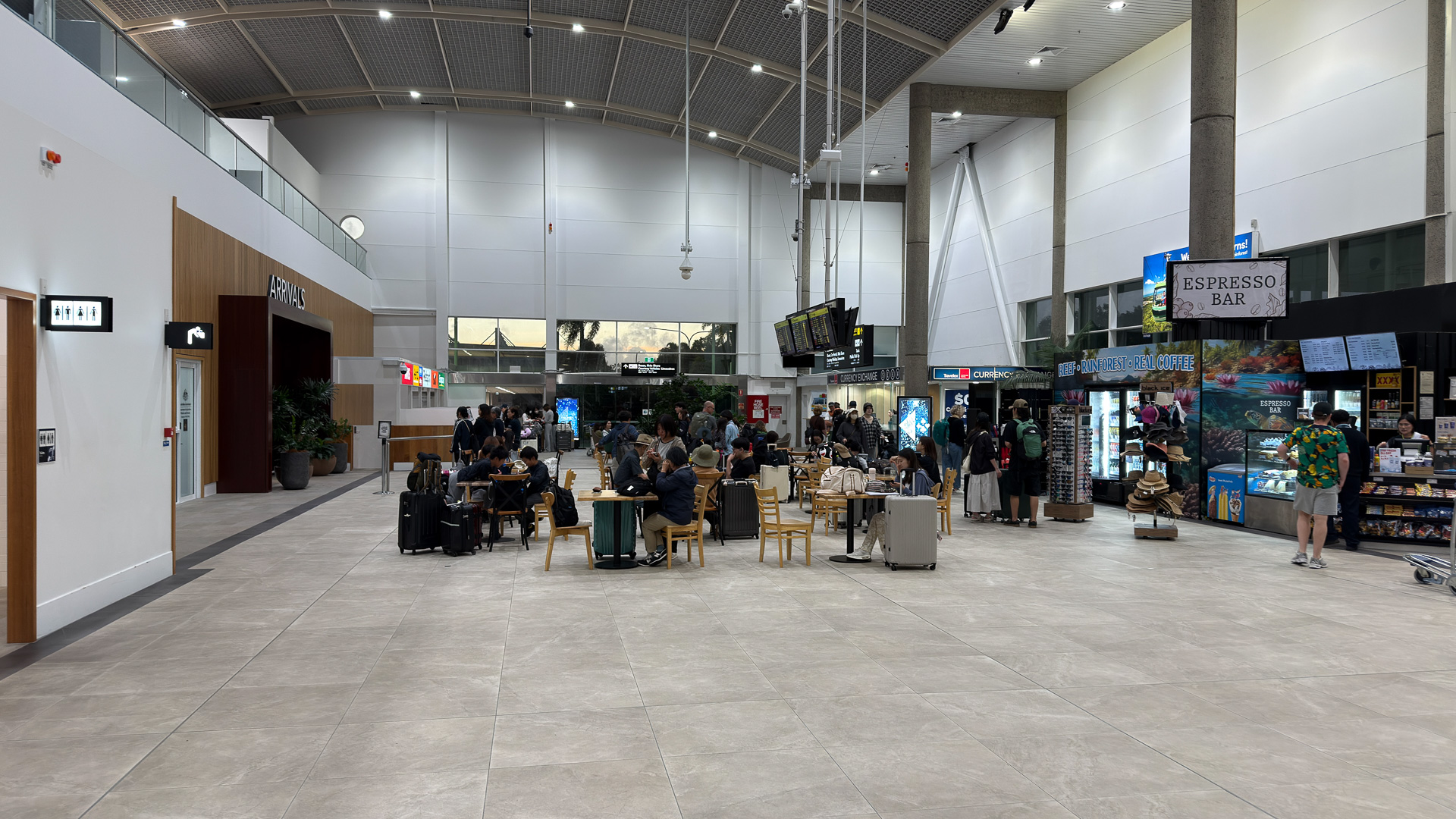 ケアンズ空港の到着ロビー。ケアンズの到着時刻は午前5時過ぎ。6月の外はまだ少し暗い