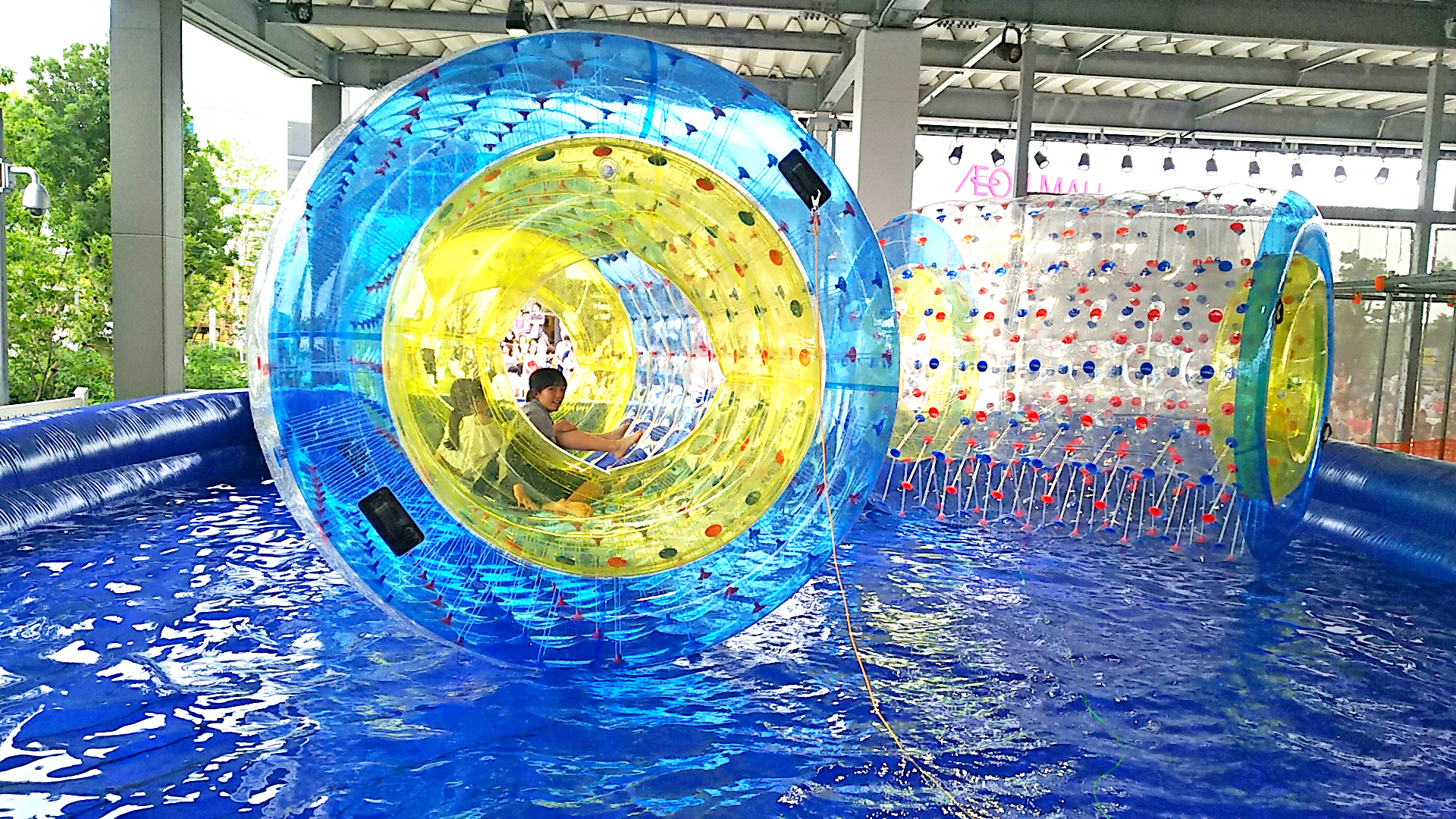 木更津「真夏のウォータータイム」（8月7日～16日）。子供から大人まで遊べる巨大プール、ワンちゃん用噴水マットなど
