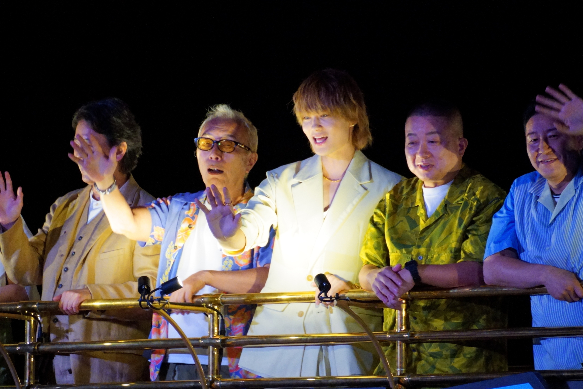 新キャラ「テック・トリオ」のメンバーを演じる佐野勇斗さん（中央）